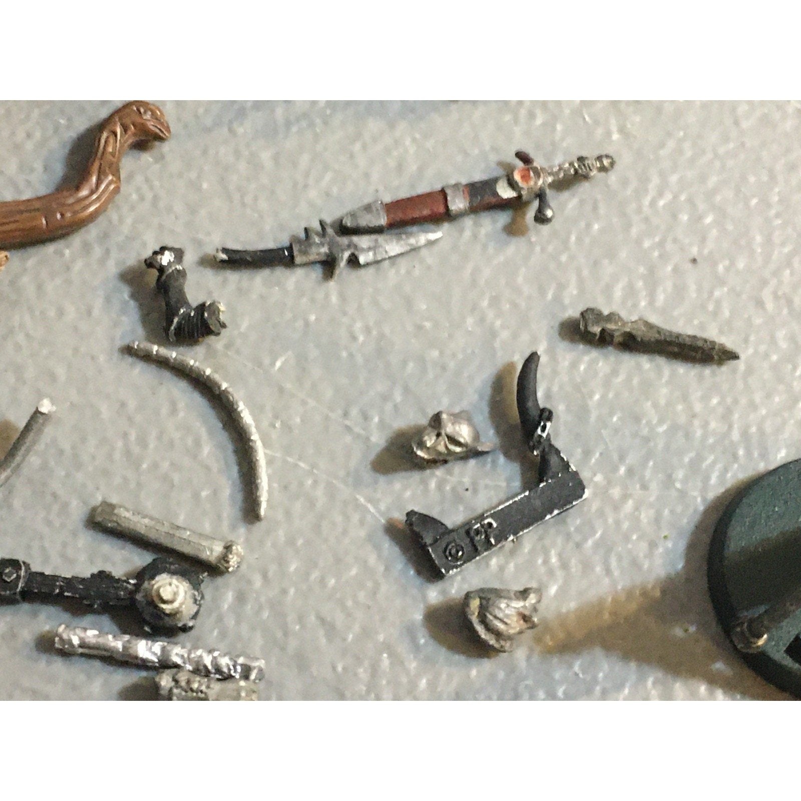 A32592 UNKNOWN MINIATURES METAL BITS LOT REDCOAT KNIGHT ARM WEAPON BANNER
