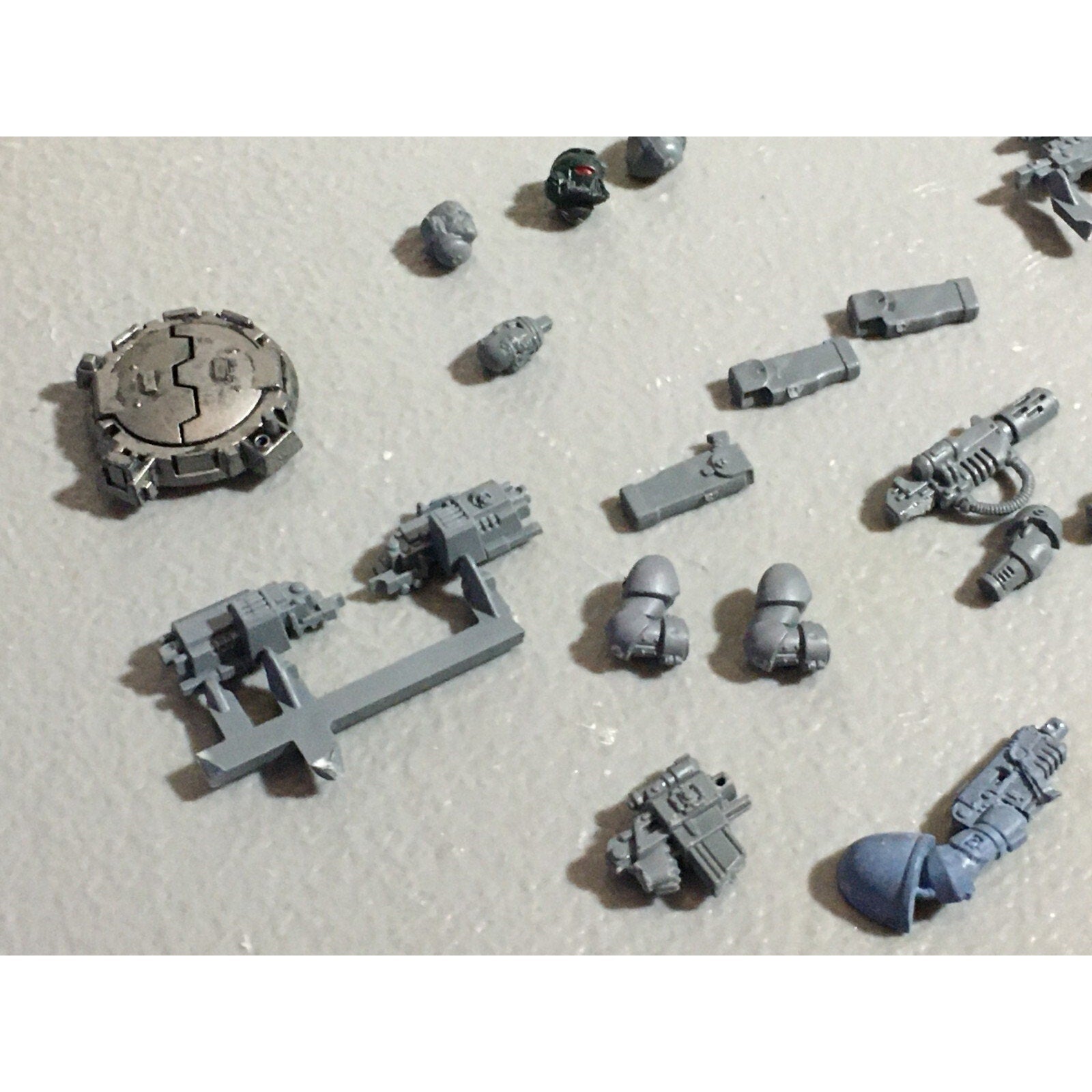 A22269 WARHAMMER 40K SPACE MARINES BITS LOT MIXED HANDS WEAPON GAMES WORKSHOP GW