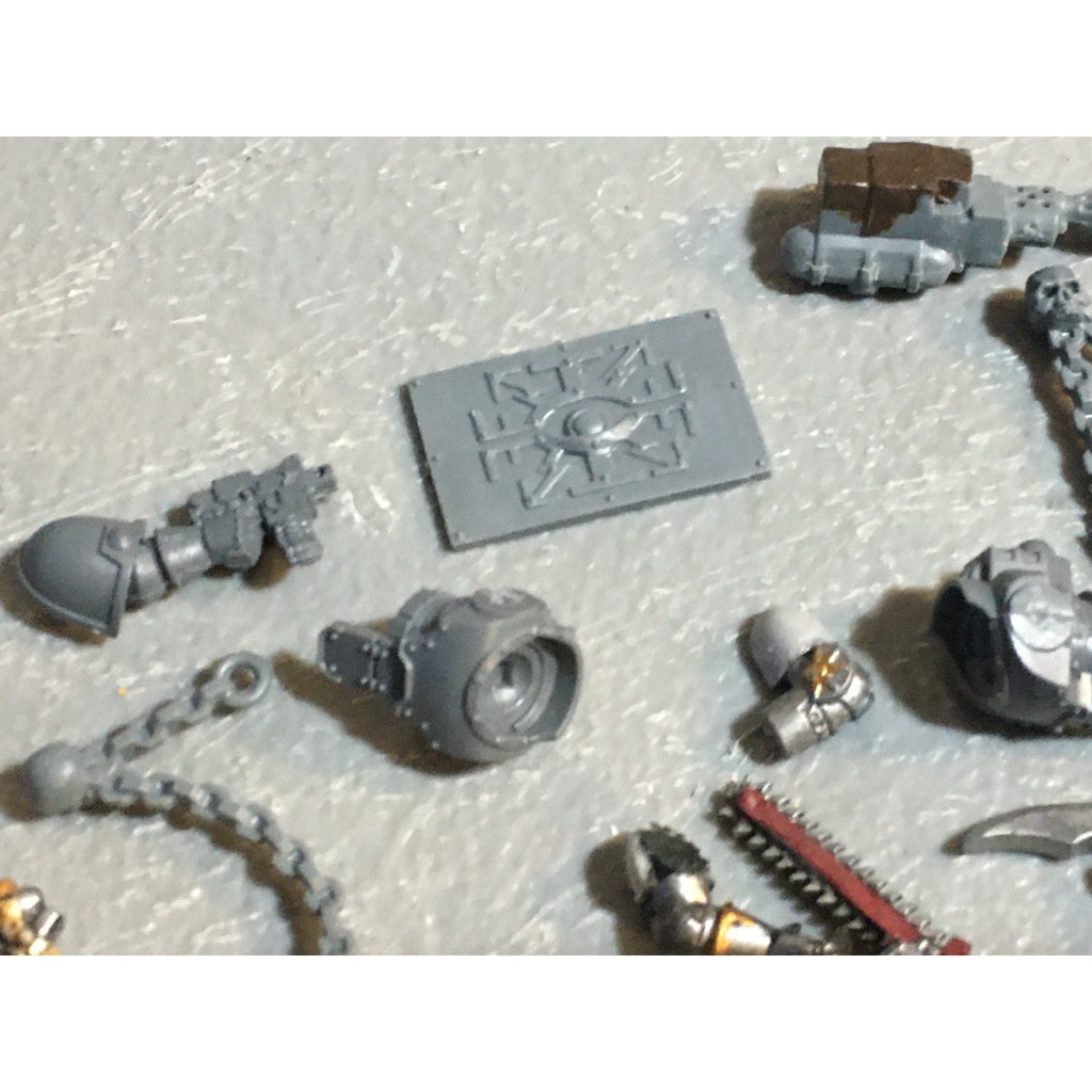 A24521 WARHAMMER 40K CHAOS SPACE MARINES BITS LOT TANK PLATES ARMS CHAINS GW