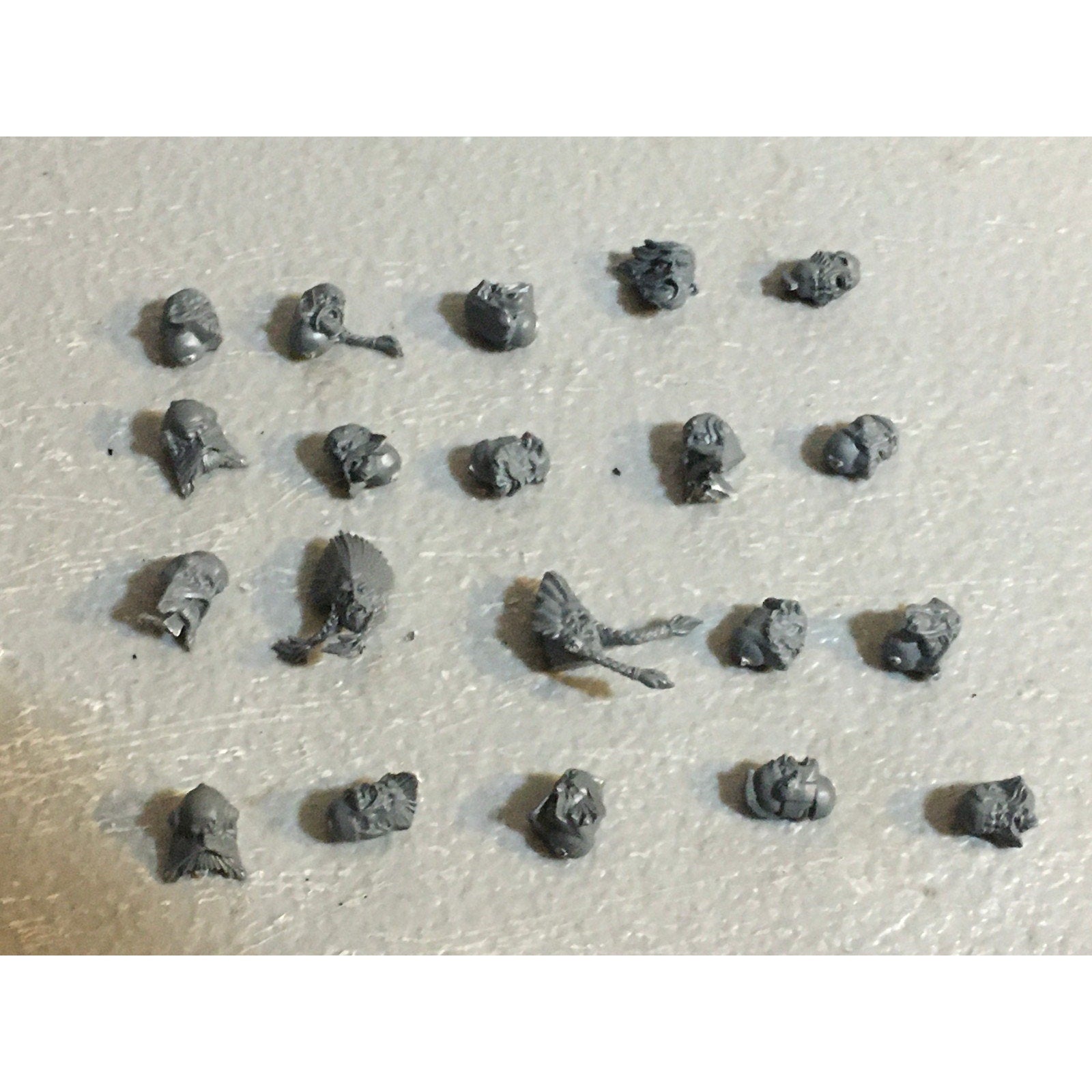A31433 WARHAMMER 40K SPACE MARINES WOLVES BITS LOT HEADS GREY BLOOD GW