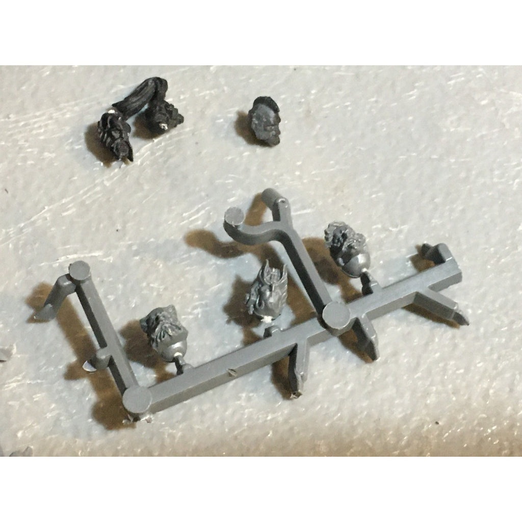 A24578 WARHAMMER 40K SPACE MARINES WOLVES BITS LOT HEADS 18 PK GAMES WORKSHOP GW