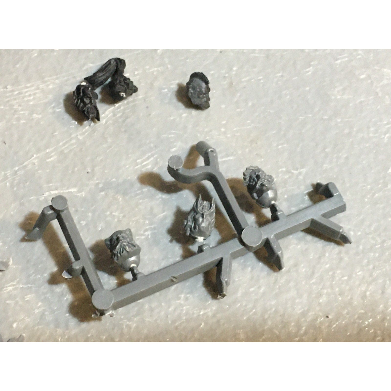 A24578 WARHAMMER 40K SPACE MARINES WOLVES BITS LOT HEADS 18 PK GAMES WORKSHOP GW