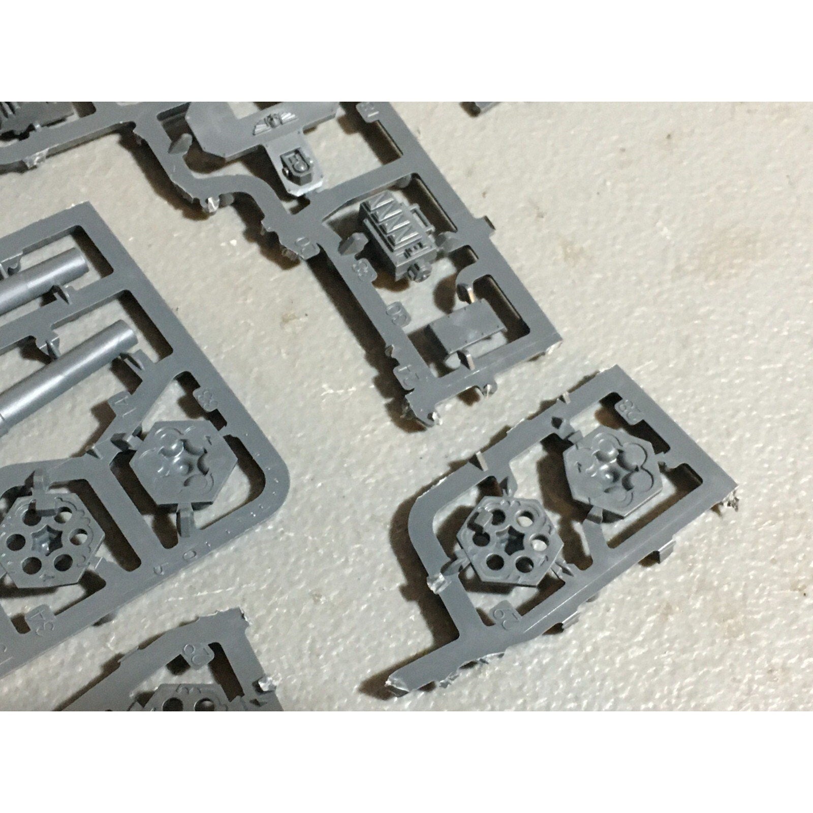A20991 WARHAMMER 40K ASTRA IMPERIAL GUARD BITS ON SPRUE LOT SCIONS ARTILLERY