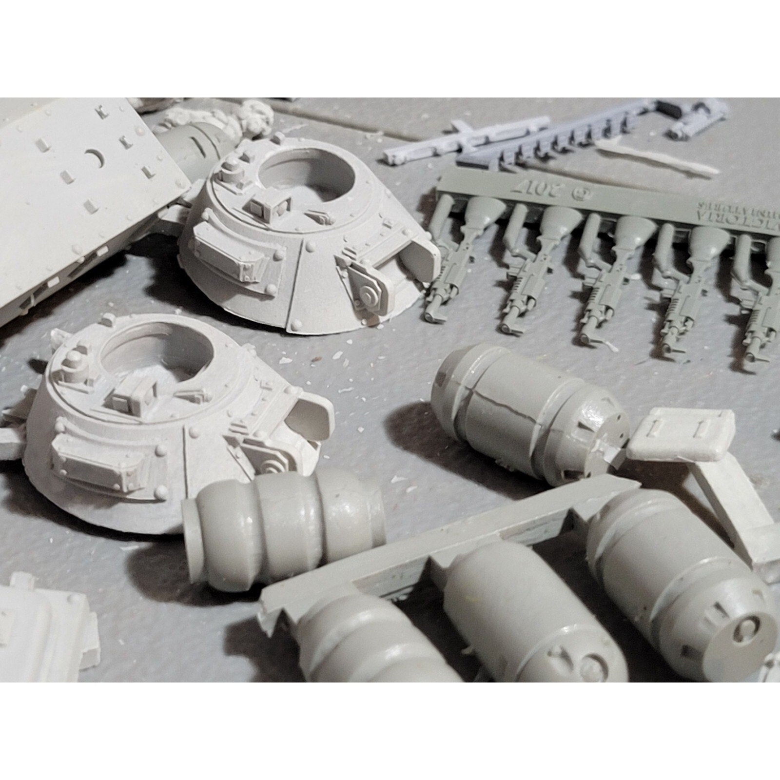 A17898 UNKNOWN TANK LOT BITS GUNS HEADS FUTURISTIC SCI-FI BATTLE