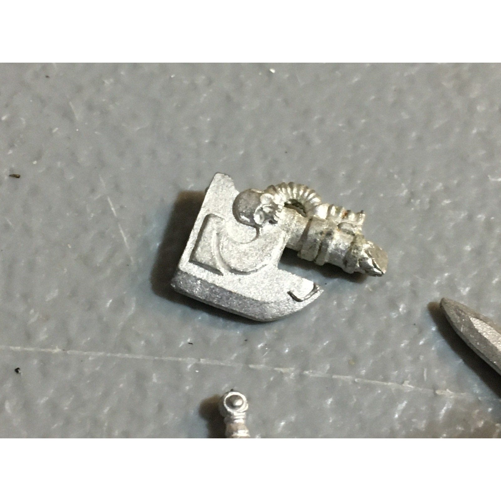 A24505 WARHAMMER 40K SPACE MARINES ULTRAMARINES METAL BITS LOT SWORD AXE HEAD