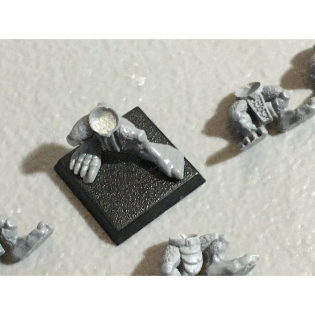 A22303 WARHAMMER FANTASY SKAVEN BITS LOT TORSOS LEGS TAILS GAMES WORKSHOP GW