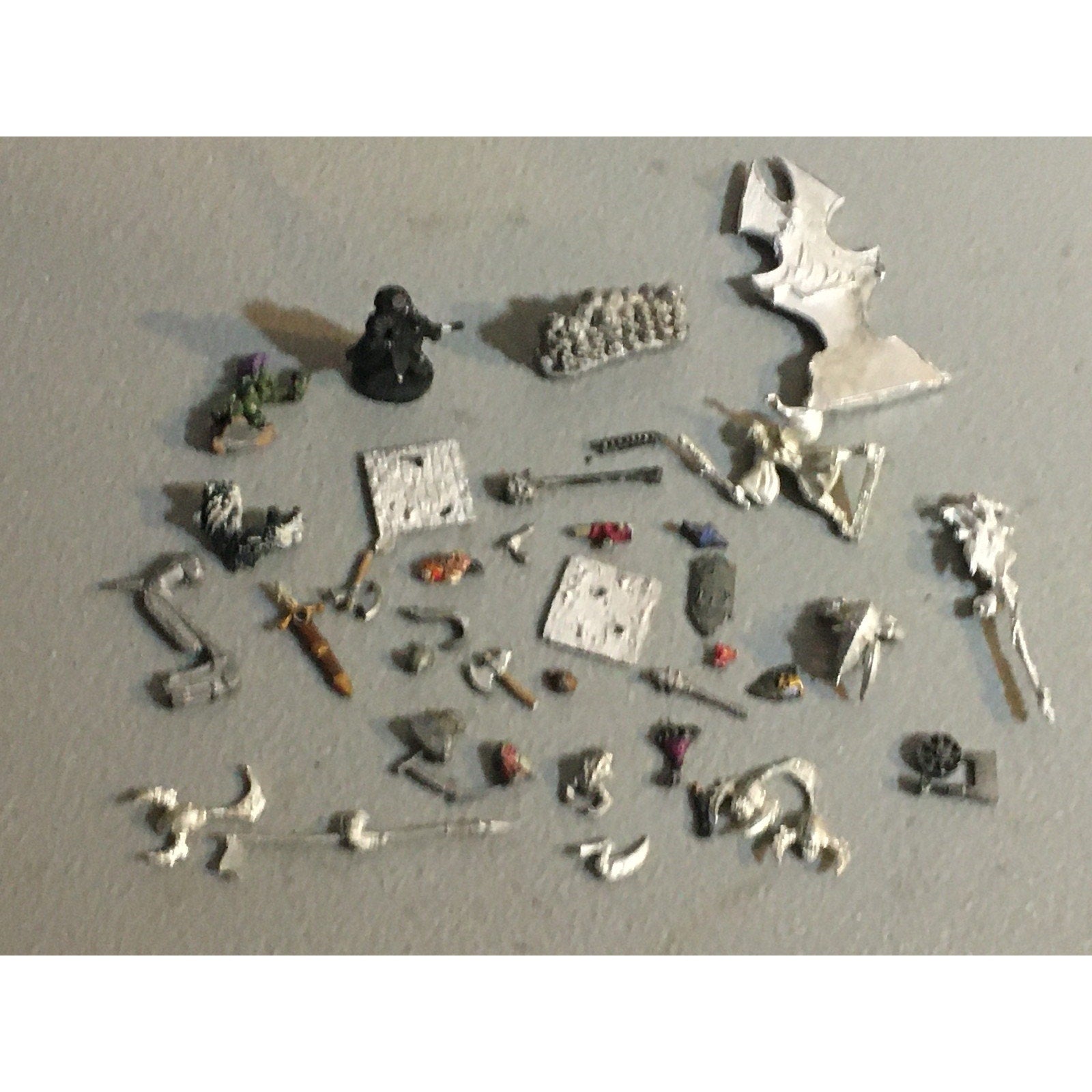 A32590 UNKNOWN MINIATURES METAL BITS LOT SKULL PILE ARM WEAPON CREATURE HEAD
