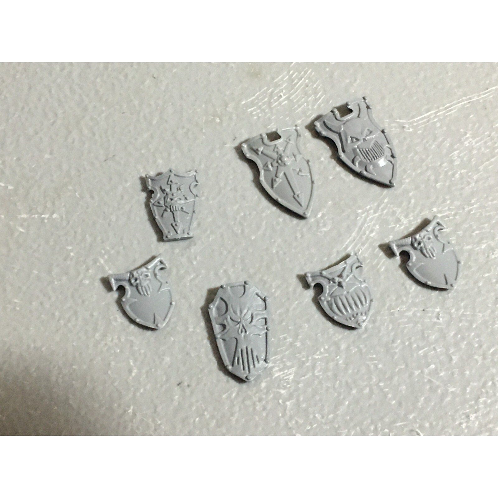 A22247 WARHAMMER FANTASY CHAOS MORTALS BITS LOT WARRIORS KNIGHTS SHIELDS GW OOP