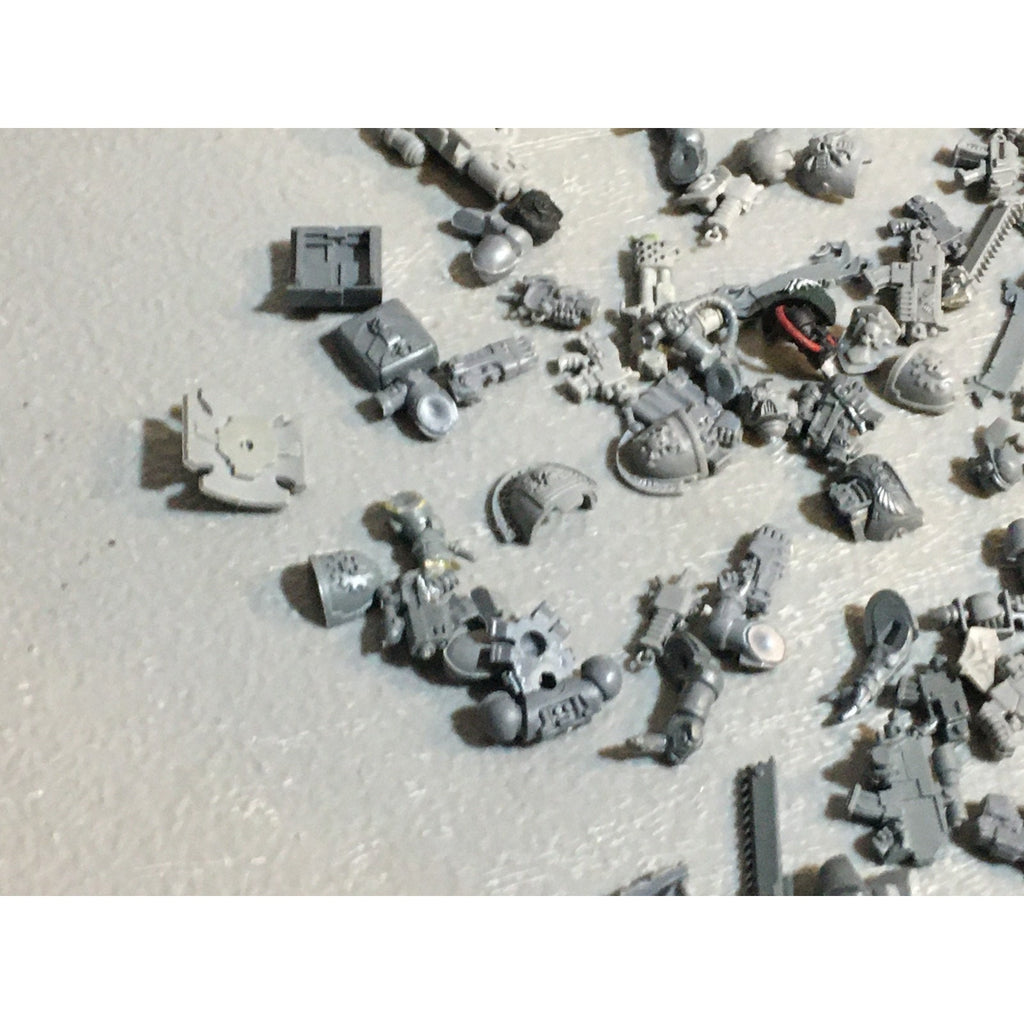 A24528 WARHAMMER 40K SPACE MARINES BITS LOT MIXED HEADS ARMS TANK GW