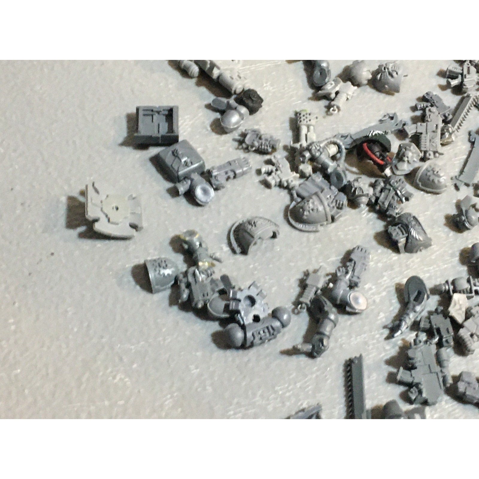 A24528 WARHAMMER 40K SPACE MARINES BITS LOT MIXED HEADS ARMS TANK GW