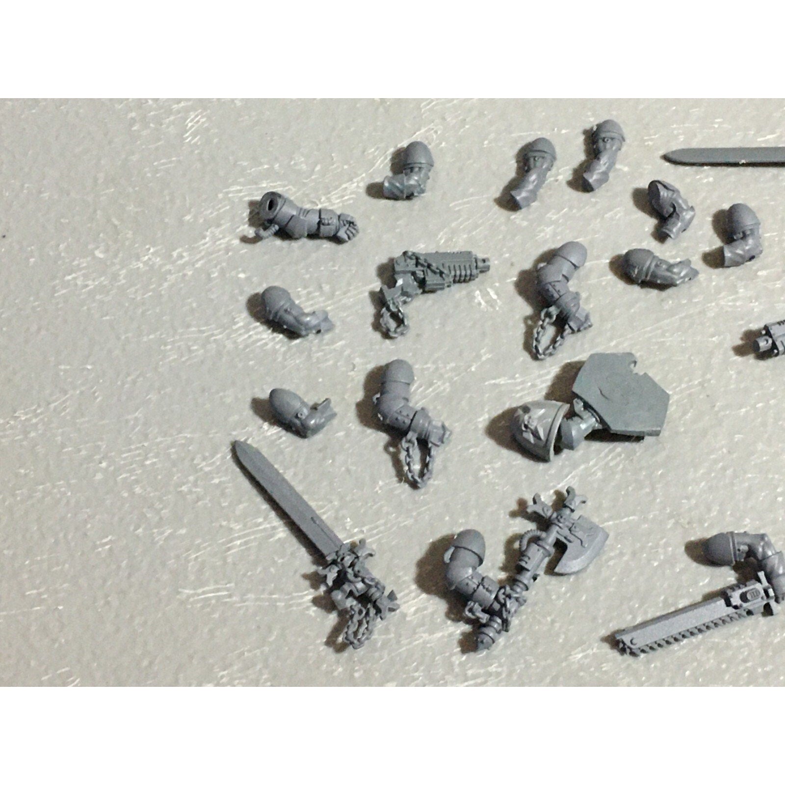 A22270 WARHAMMER 40K SPACE MARINES BLACK TEMPLARS BITS LOT ARMS WEAPONS GW