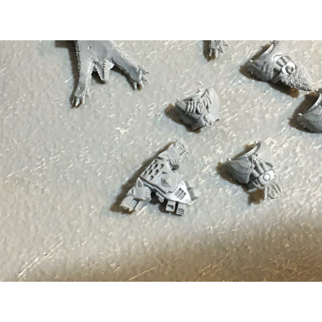 A27780 WARHAMMER 40K SPACE MARINES WOLVES BITS LOT TORSOS THUNDERWOLF GW