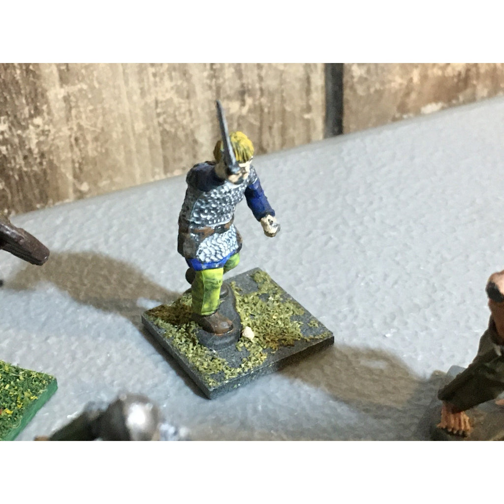 A32498 UNKNOWN PLASTIC MINIATURES INCOMPLETE LOT FANTASY HUMAN WARRIOR SOLDIER