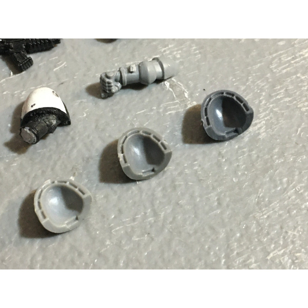 A22998 WARHAMMER 40K SPACE MARINES BITS LOT ARMS BOLTERS SHOULDER PADS GW
