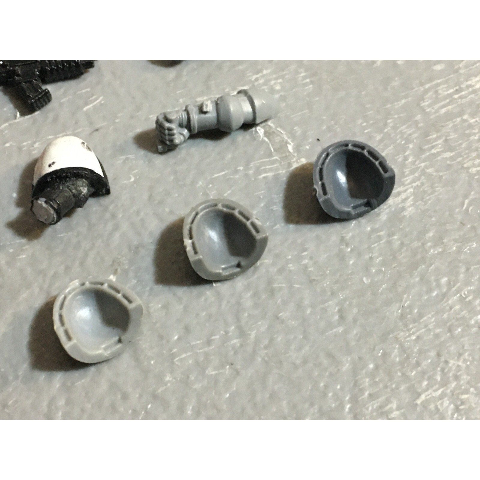 A22998 WARHAMMER 40K SPACE MARINES BITS LOT ARMS BOLTERS SHOULDER PADS GW
