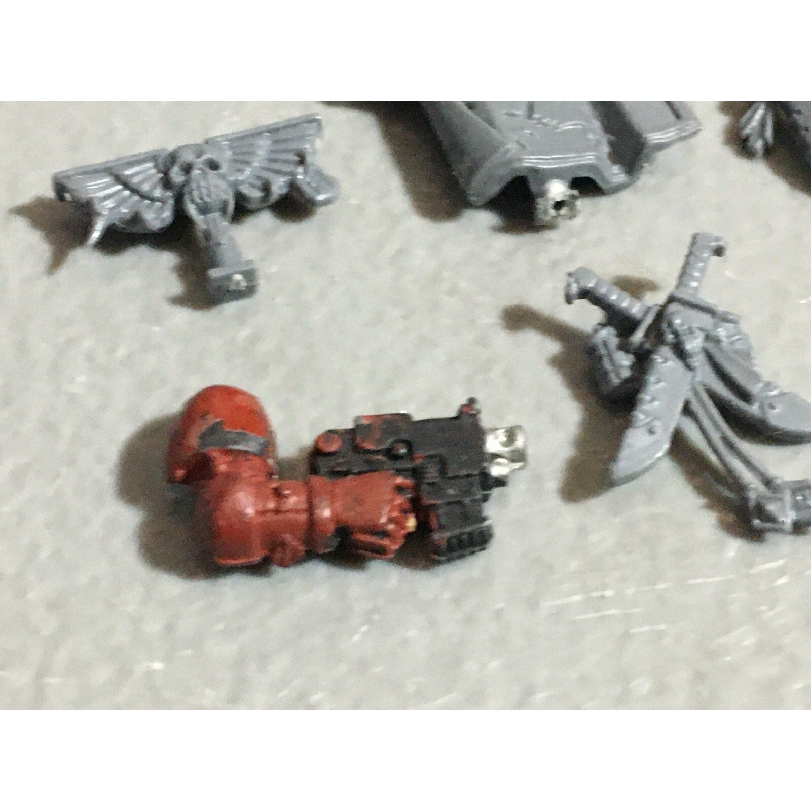 A22561 WARHAMMER 40K SPACE MARINES WOLVES BITS LOT BANNER ACCESSORY SHIELD GW