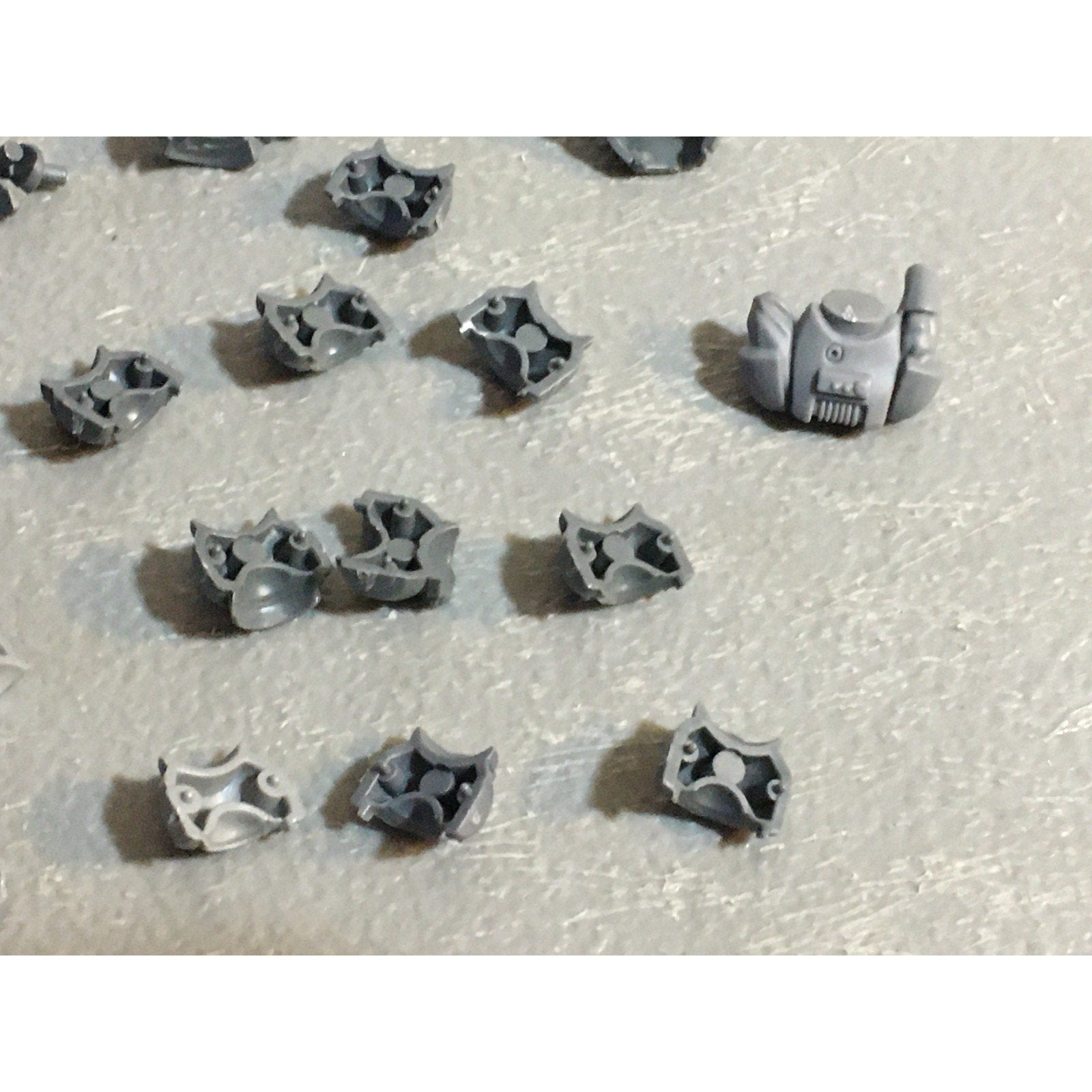 A29448 WARHAMMER 40K SPACE MARINES BITS LOT TORSO PARTS SHOULDER PADS GW