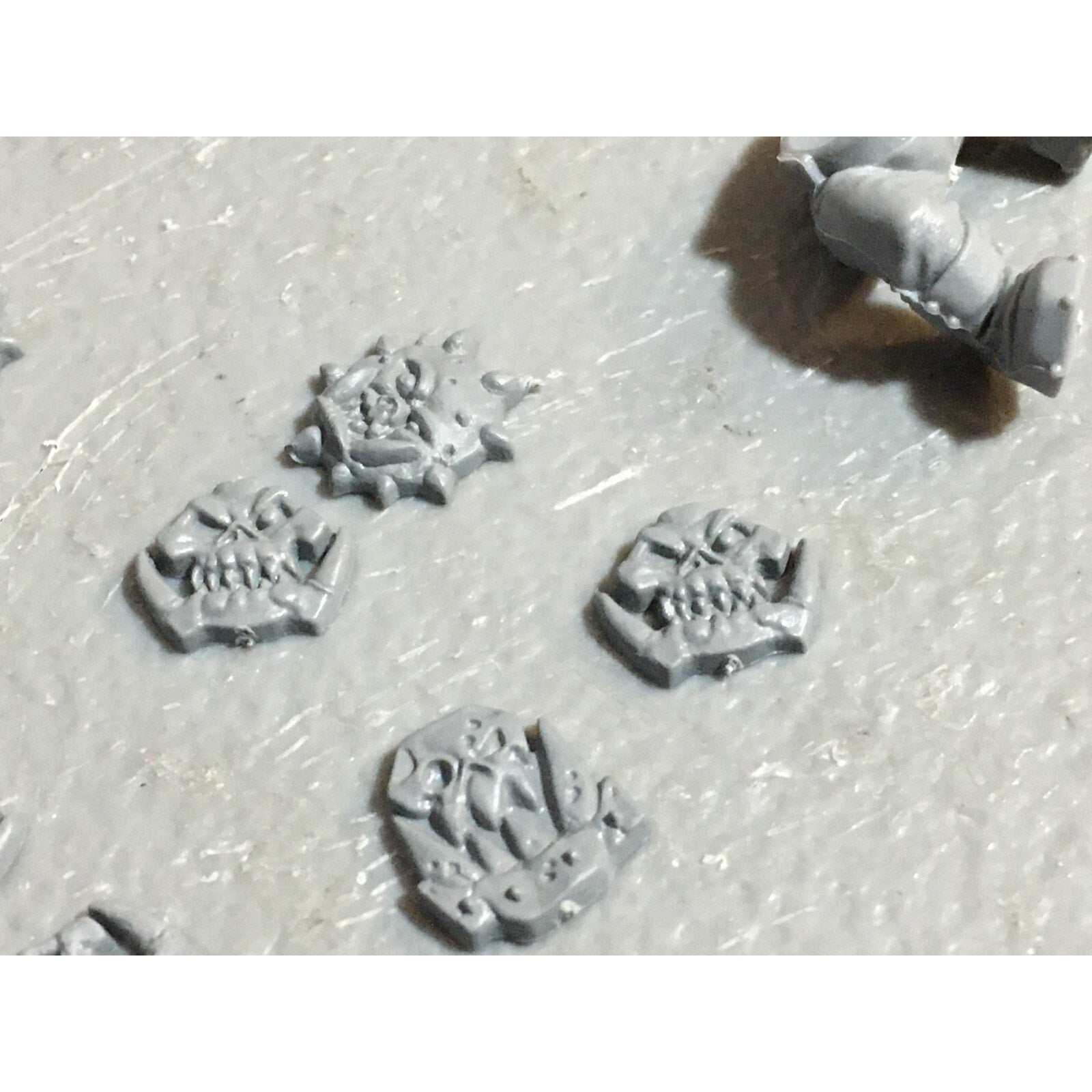 A23397 WARHAMMER FANTASY ORCS & GOBLINS BITS LOT ORC TORSOS LEGS ICONS GW