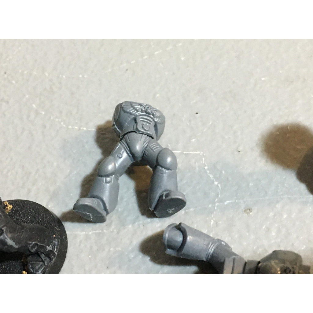 A24527 WARHAMMER 40K SPACE MARINES BITS LOT TORSOS LEGS ARMS GW