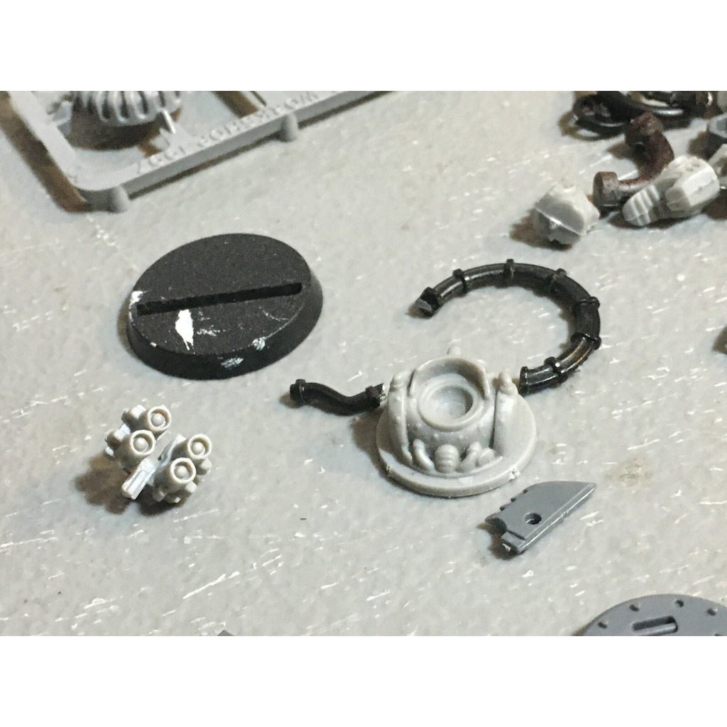 A18517 WARHAMMER 40K SPACE MARINES VEHICLE BITS & CAPTAIN MISS SWORD HAND GW