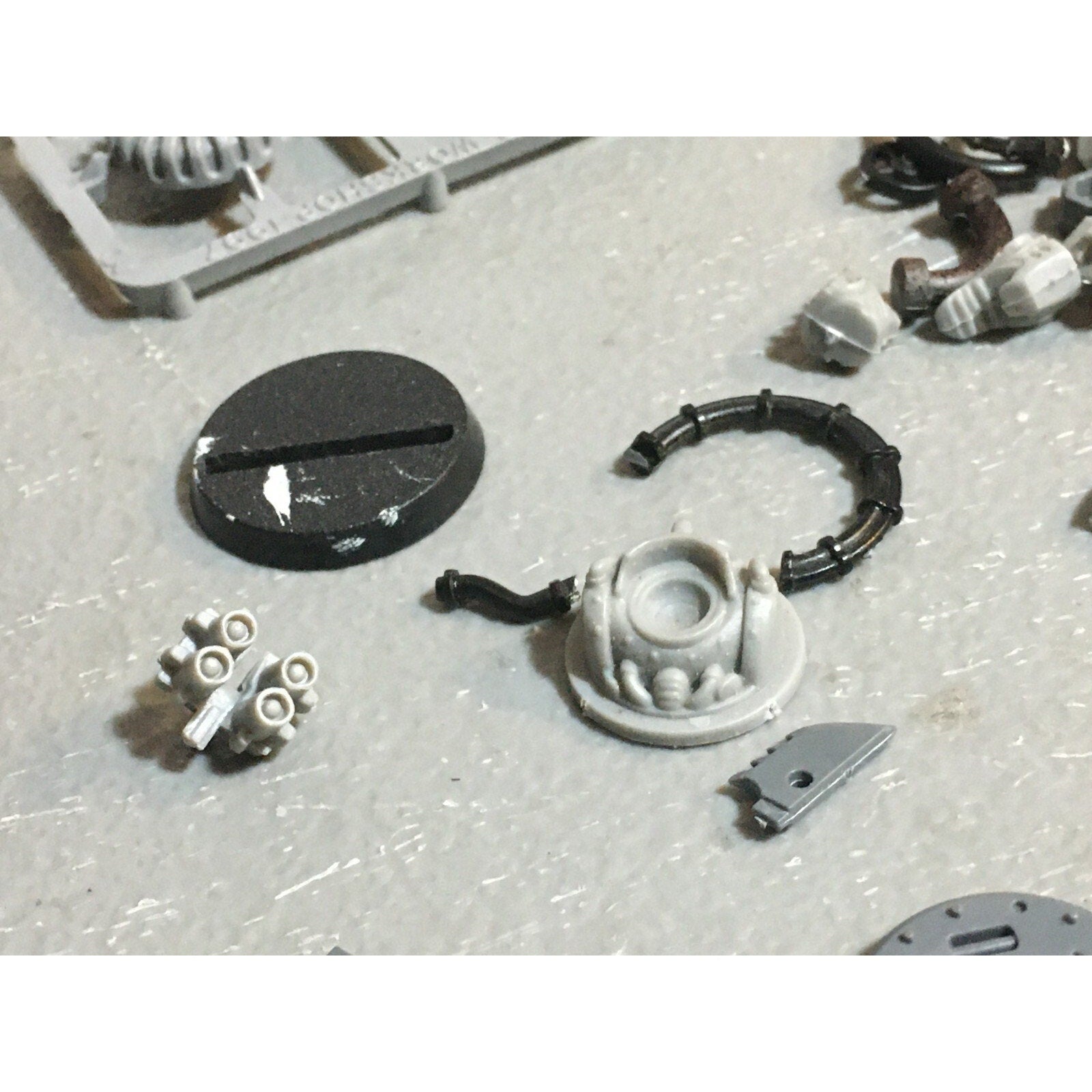 A18517 WARHAMMER 40K SPACE MARINES VEHICLE BITS & CAPTAIN MISS SWORD HAND GW