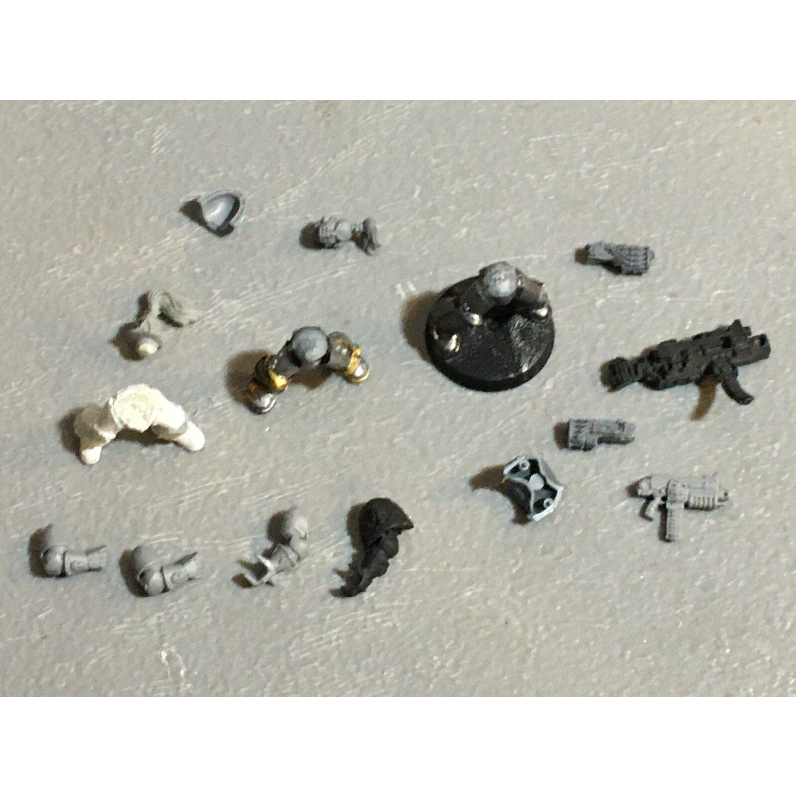 A23156 WARHAMMER 40K CHAOS SPACE MARINES BITS LOT MIXED LEGS ARMS HEADS GW