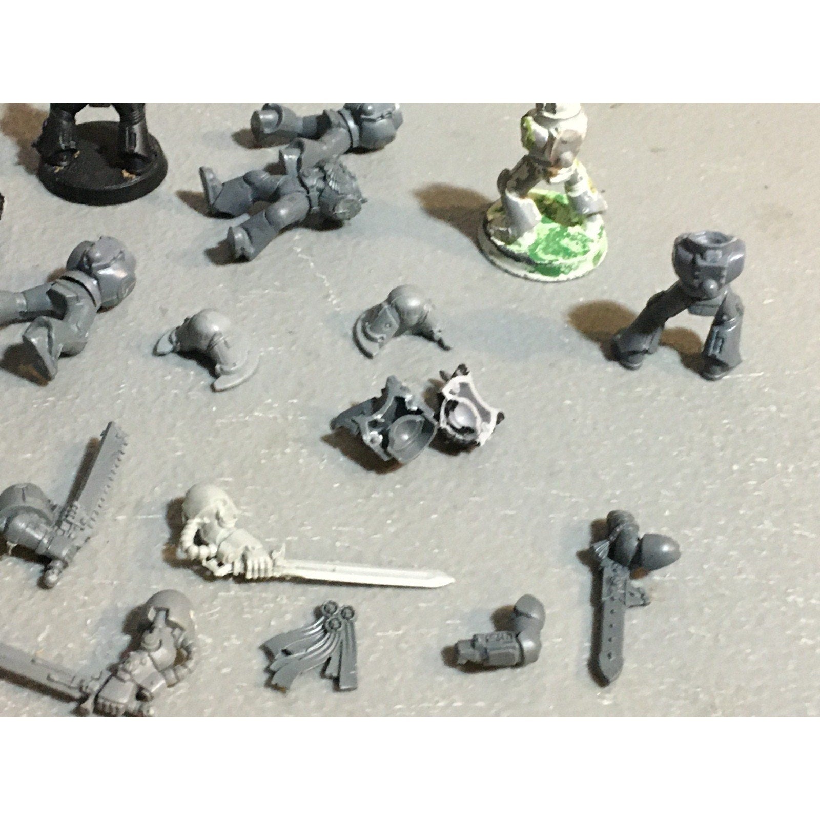 A24527 WARHAMMER 40K SPACE MARINES BITS LOT TORSOS LEGS ARMS GW