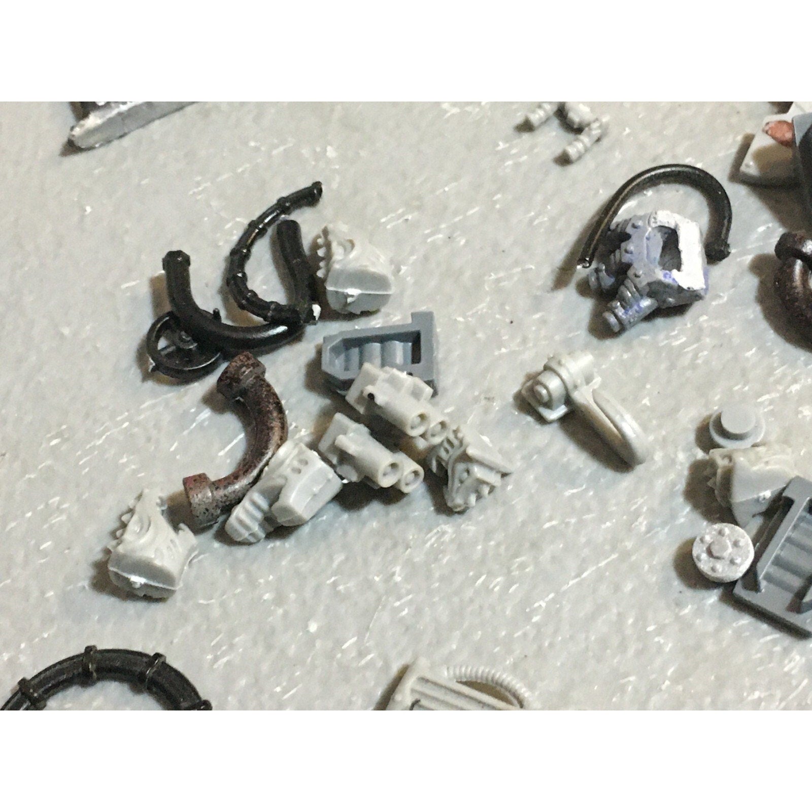 A18517 WARHAMMER 40K SPACE MARINES VEHICLE BITS & CAPTAIN MISS SWORD HAND GW