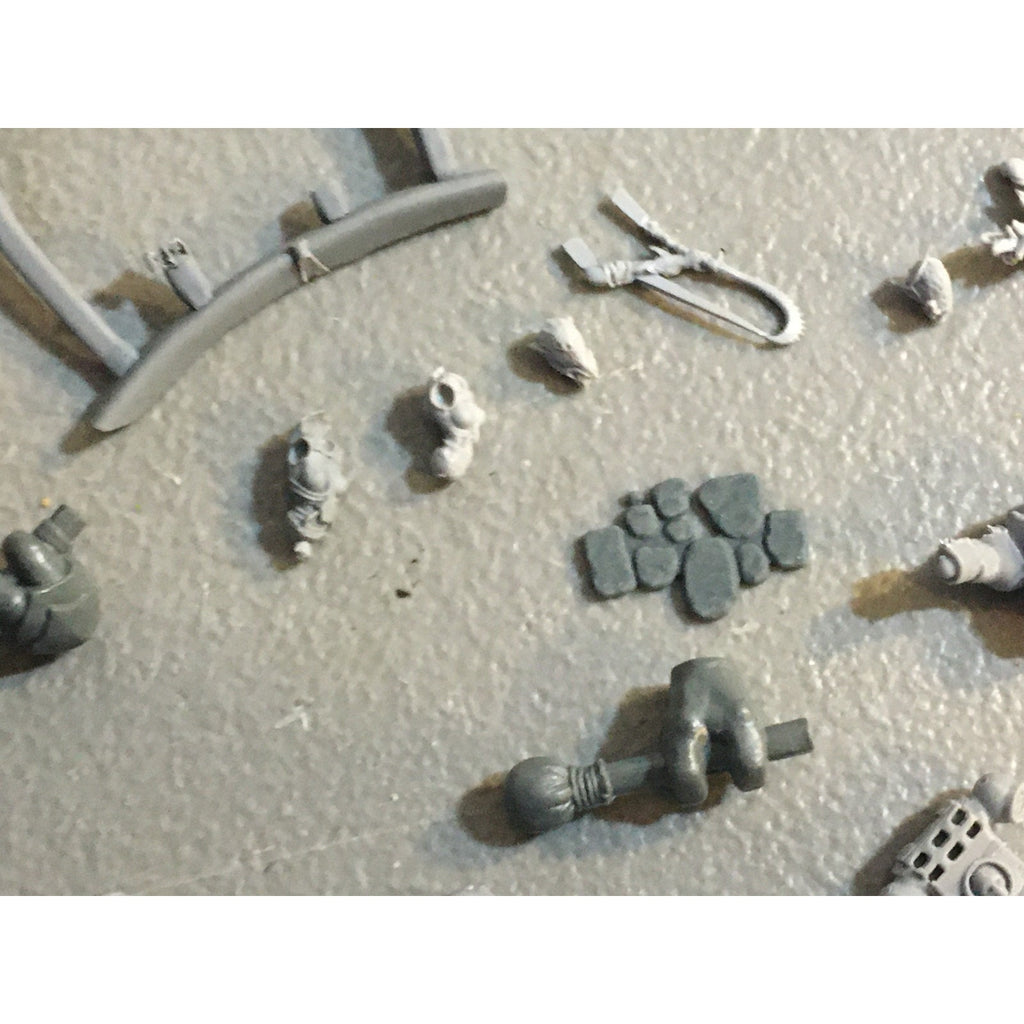 A32587 UNKNOWN PLASTIC MINIATURES BITS LOT SPACE SOLDIER MECH FEET ELF HEADS