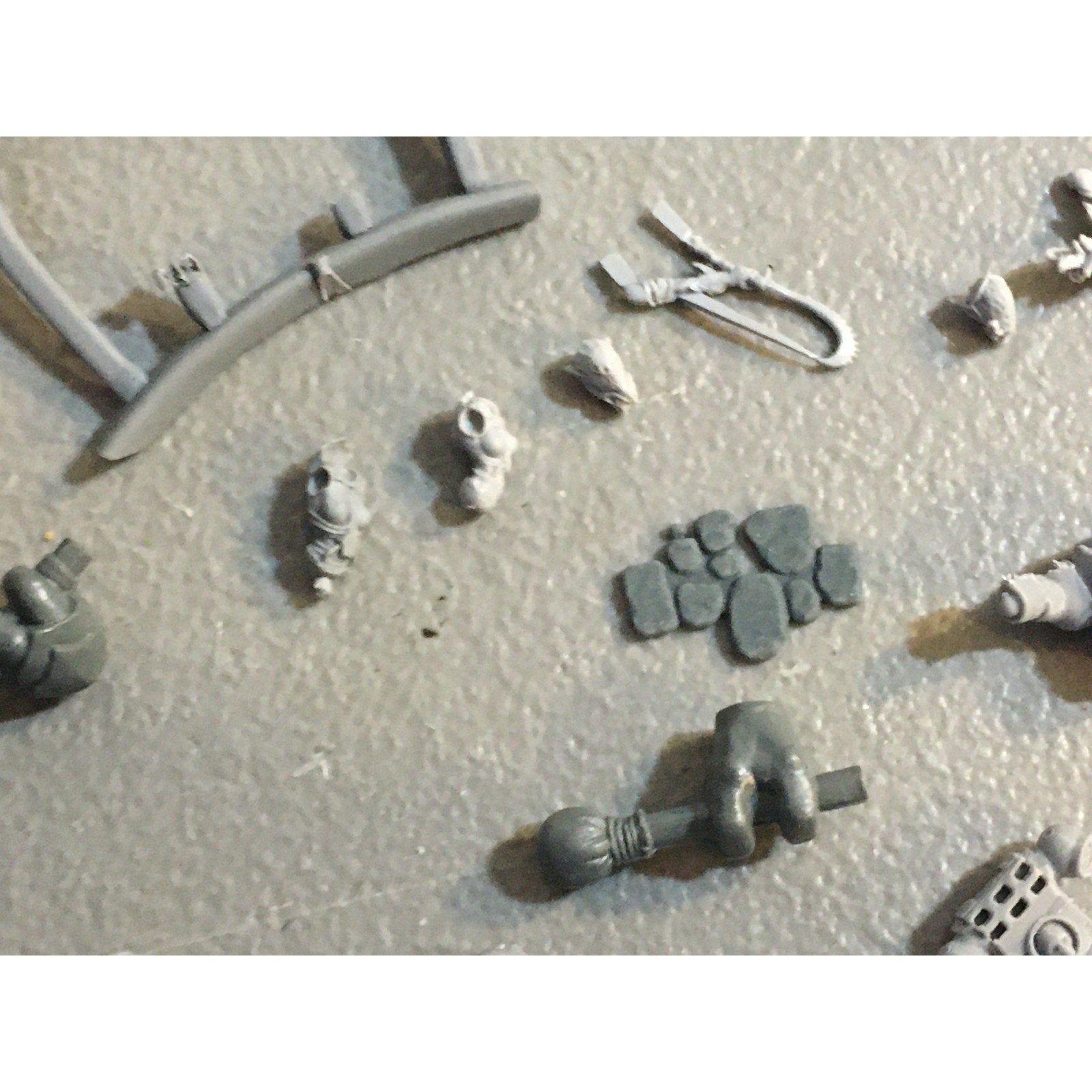 A32587 UNKNOWN PLASTIC MINIATURES BITS LOT SPACE SOLDIER MECH FEET ELF HEADS