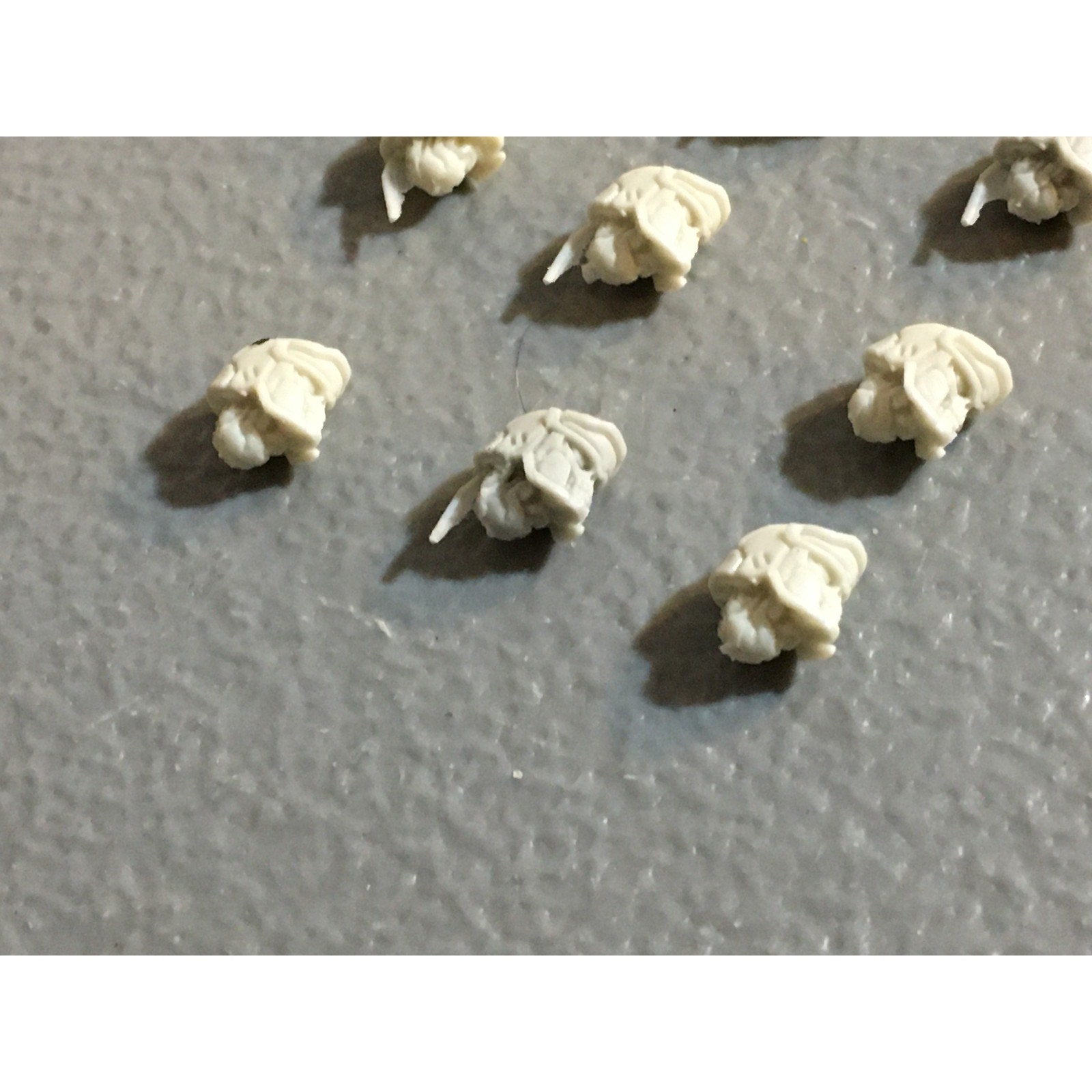 A32539 PUPPETSWAR MINIATURES PLASTIC FANTASY SPARTAN HELMET HEADS BITS PACK LOT