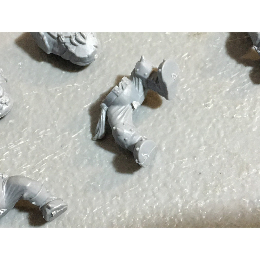 A23397 WARHAMMER FANTASY ORCS & GOBLINS BITS LOT ORC TORSOS LEGS ICONS GW