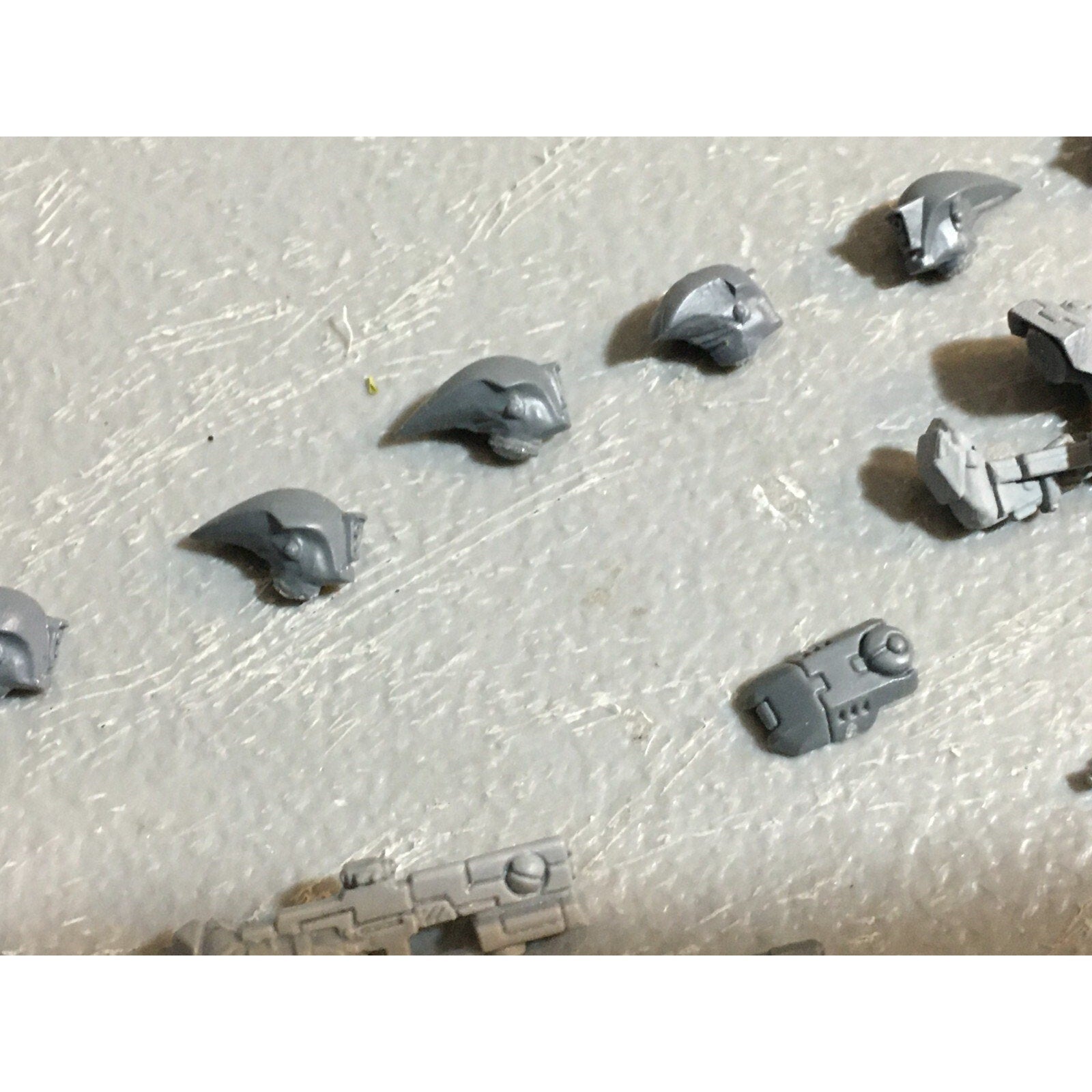 A23150 WARHAMMER 40K TAU EMPIRE BITS LOT FIRE WARRIORS GUNS HEADS ARMS GW