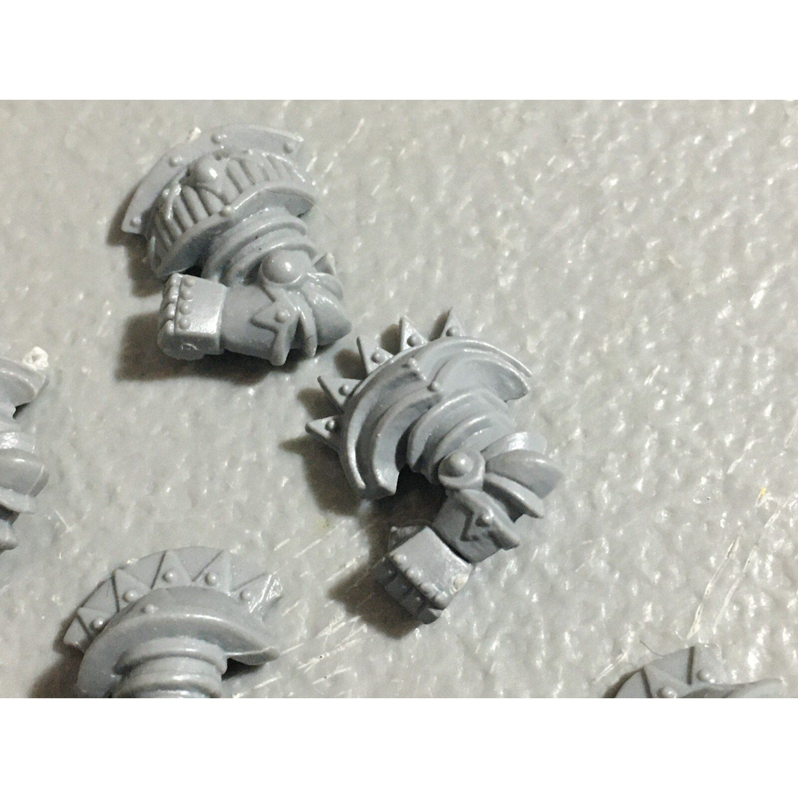 A22717 WARHAMMER FANTASY CHAOS MORTALS WARRIORS BITS LOT OOP SHIELD ARMS GW