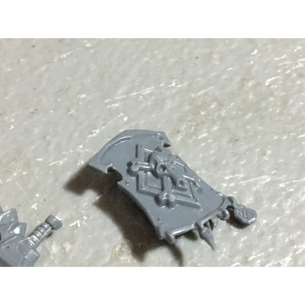 A22557 WARHAMMER 40K SPACE MARINES WOLVES BITS LOT BANNER ACCESSORY SHIELD GW