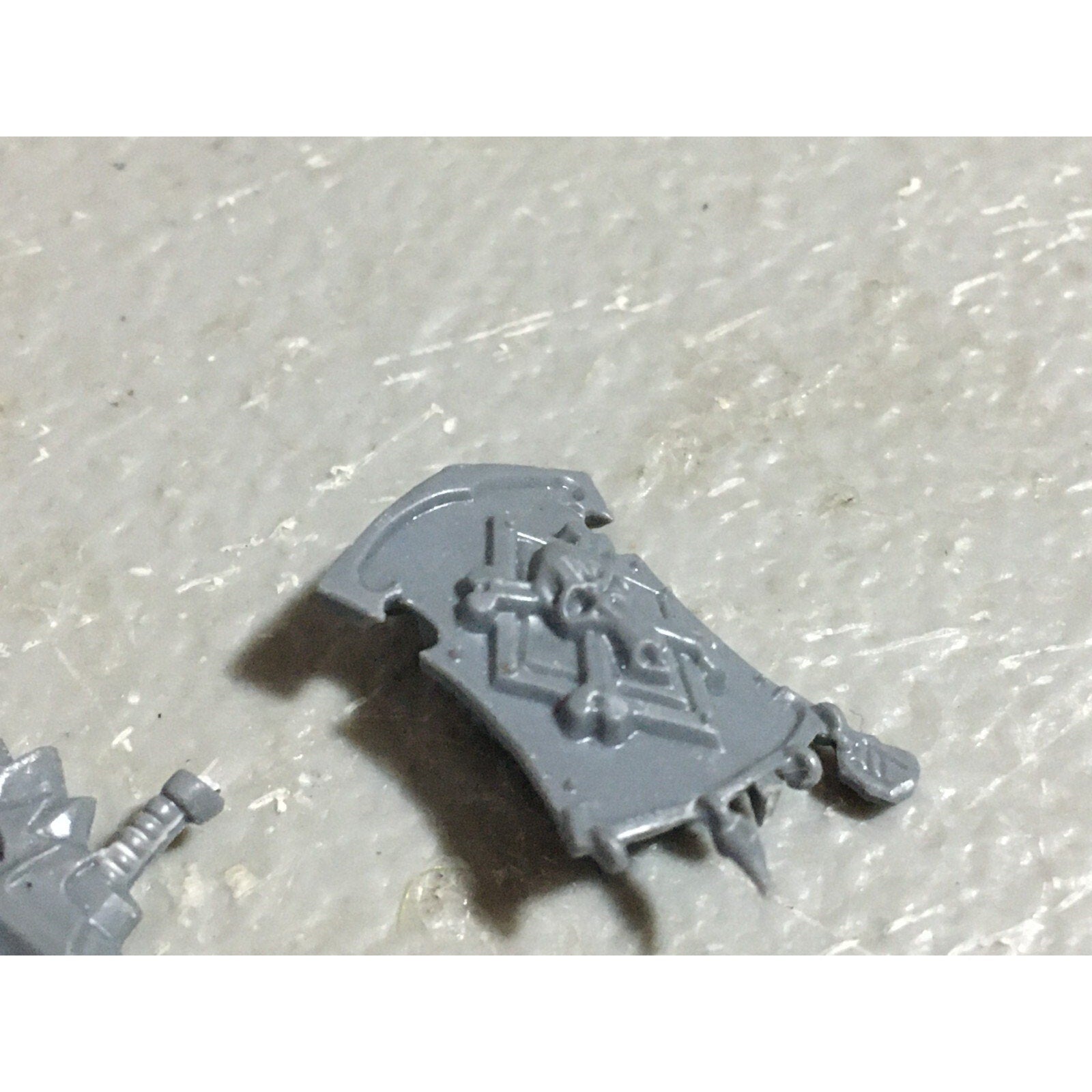 A22557 WARHAMMER 40K SPACE MARINES WOLVES BITS LOT BANNER ACCESSORY SHIELD GW