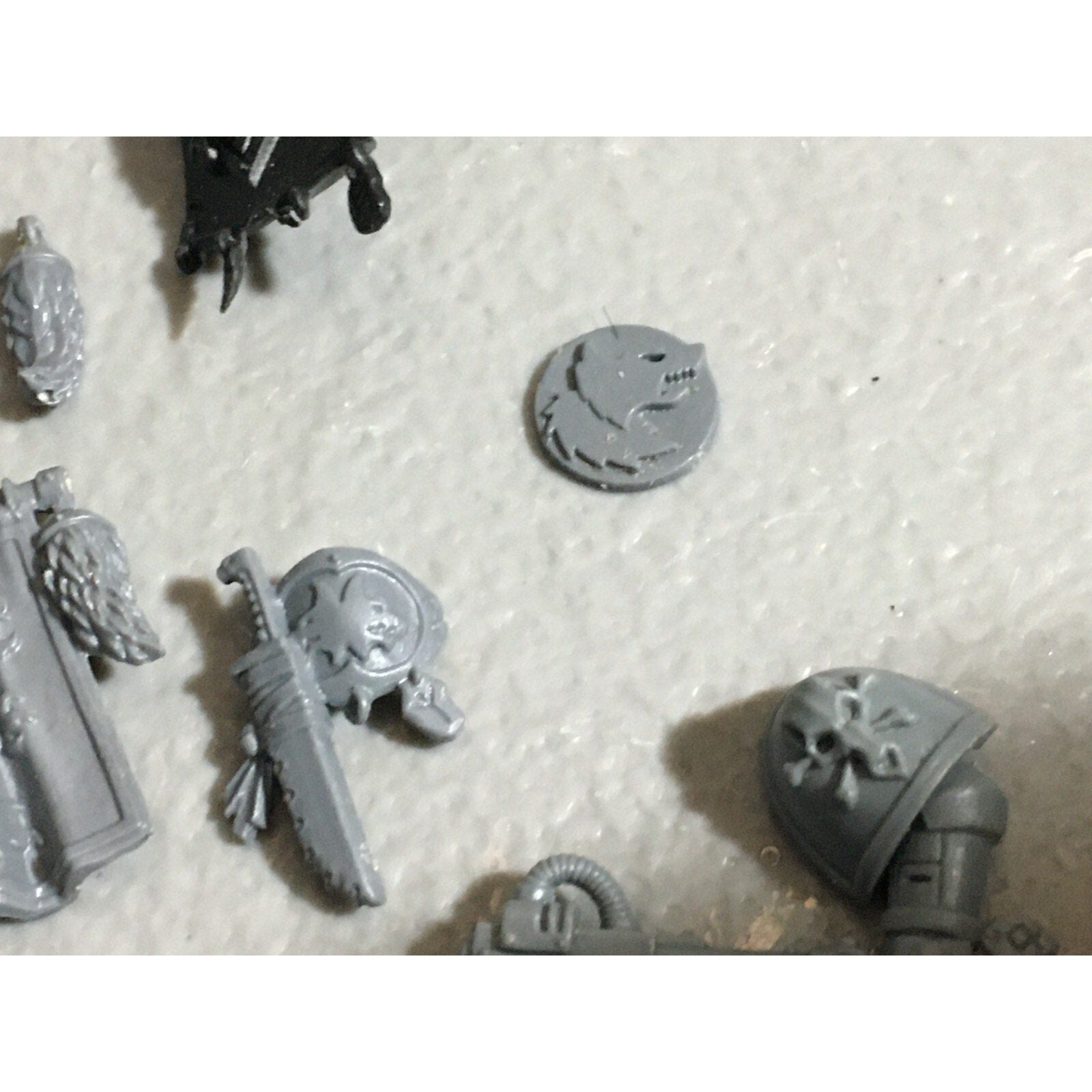 A22561 WARHAMMER 40K SPACE MARINES WOLVES BITS LOT BANNER ACCESSORY SHIELD GW