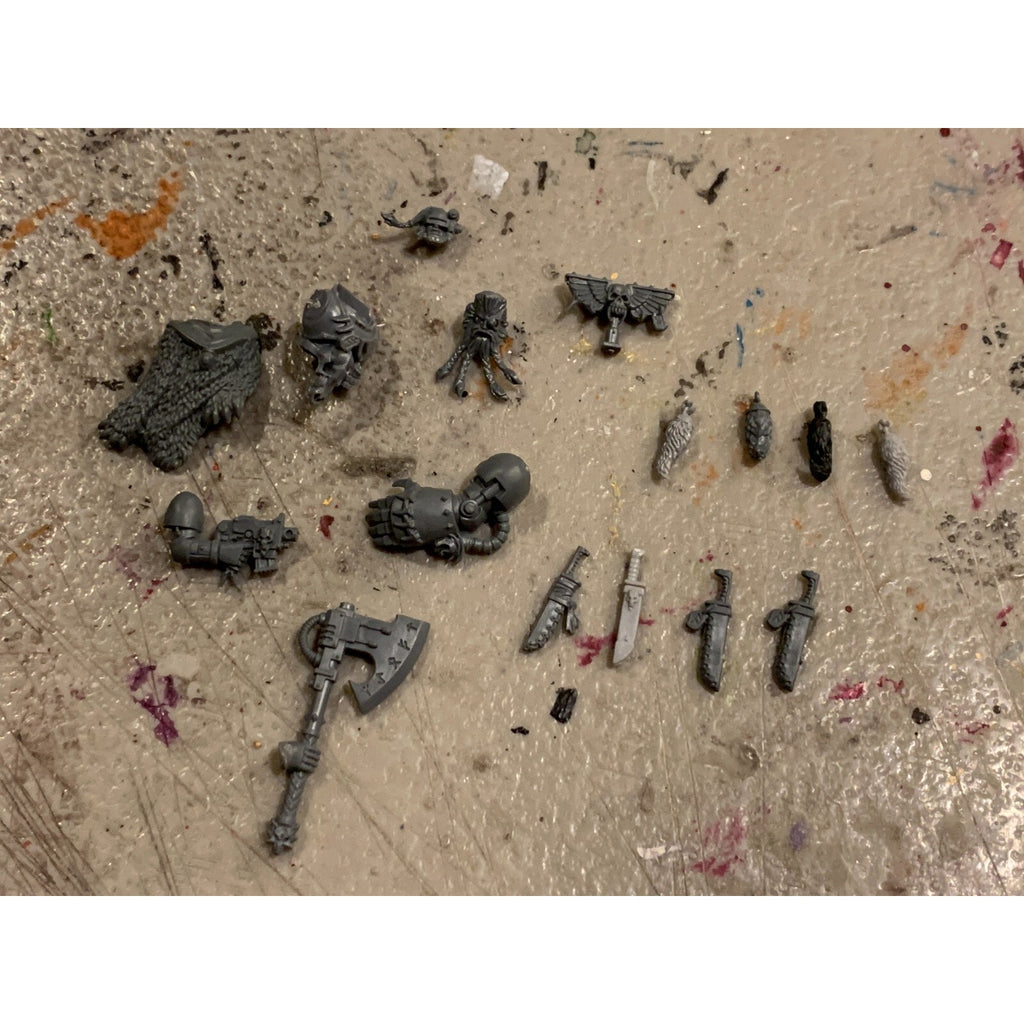 A23191 WARHAMMER 40K SPACE MARINES BITS LOT SPACE WOLVES TAILS AXE KNIVES HEAD