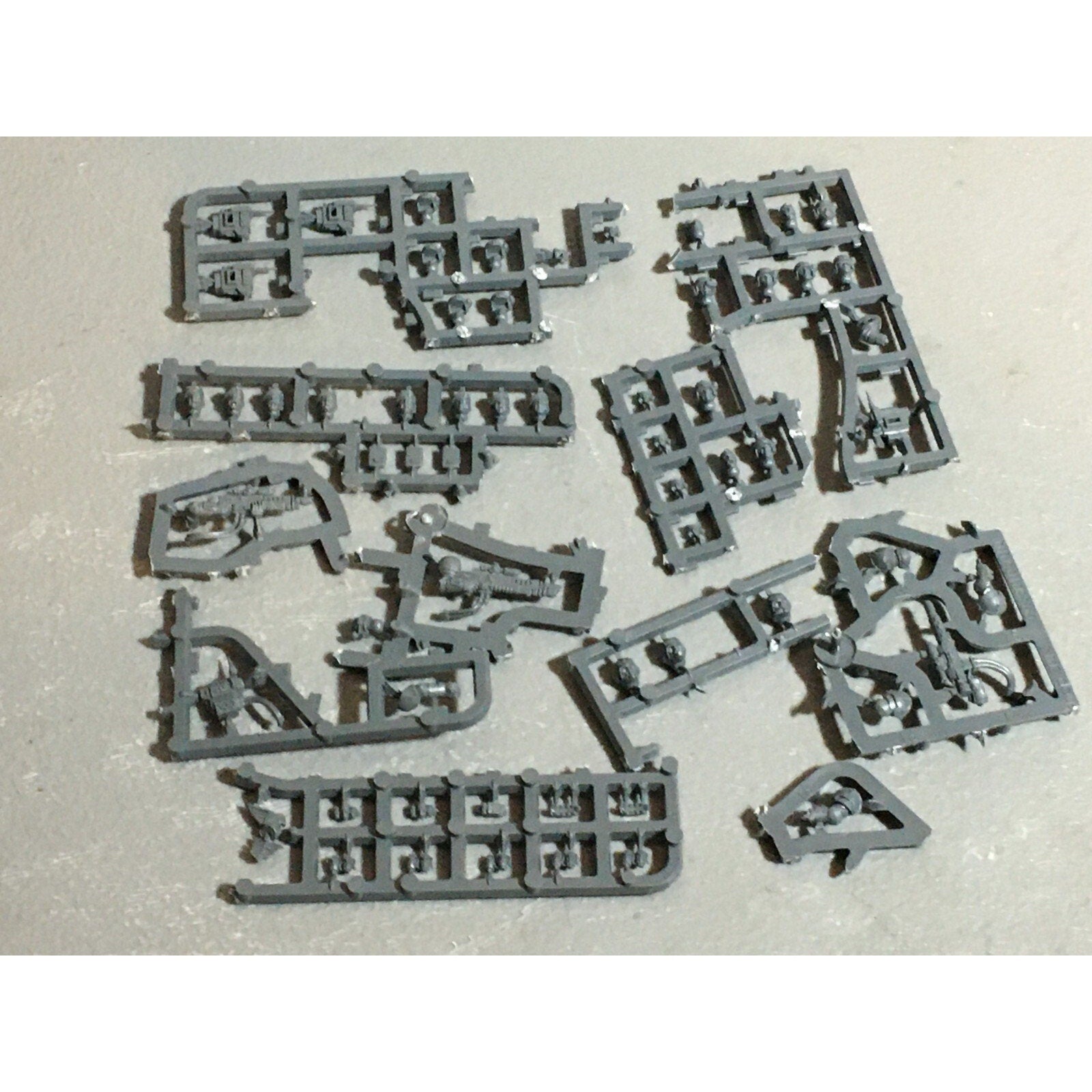 A20989 WARHAMMER 40K ASTRA IMPERIAL GUARD BITS ON SPRUE LOT SCIONS HEADS ACCESSO