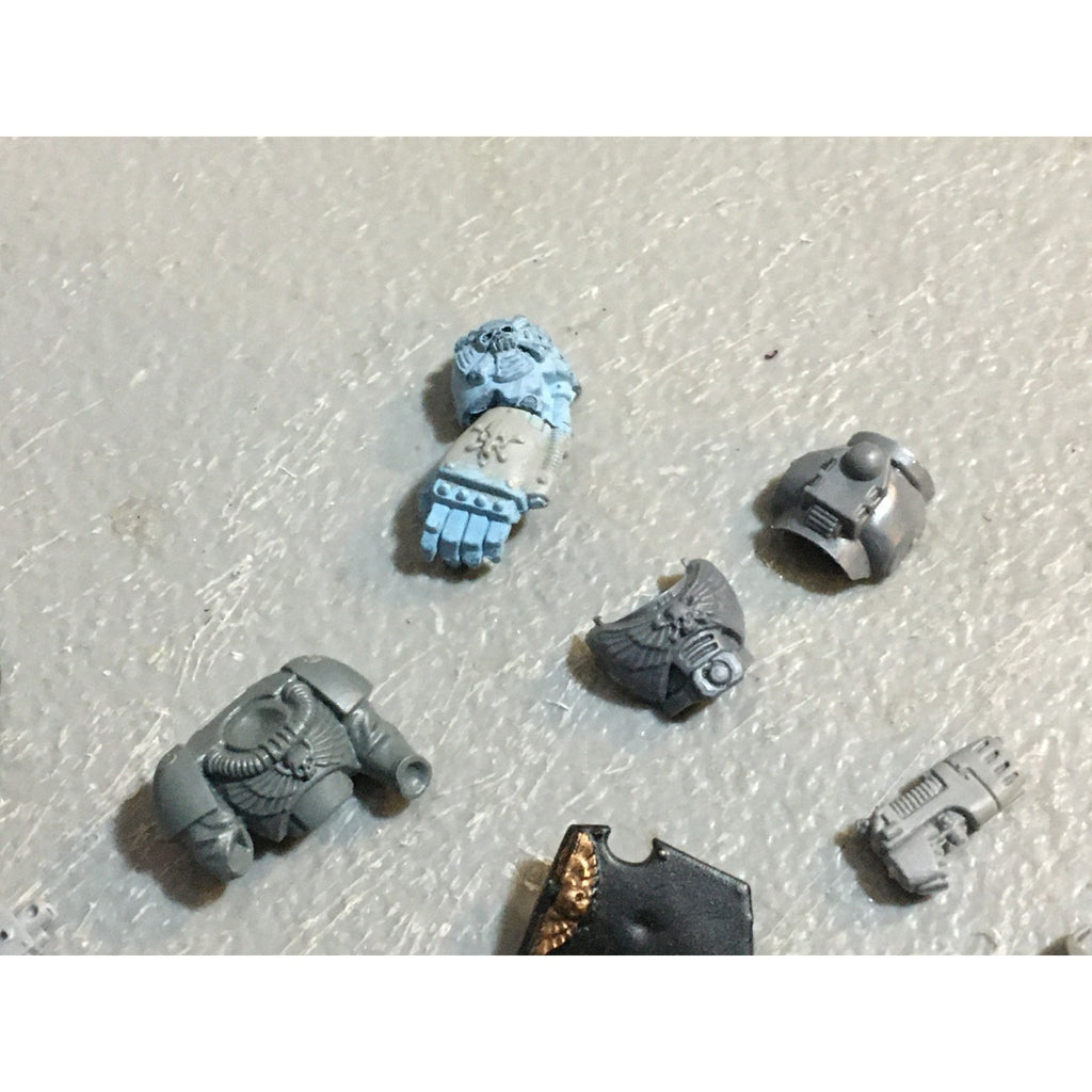 A27541 WARHAMMER 40K SPACE MARINES BITS LOT ARMS GUNS BANNER POLE GW