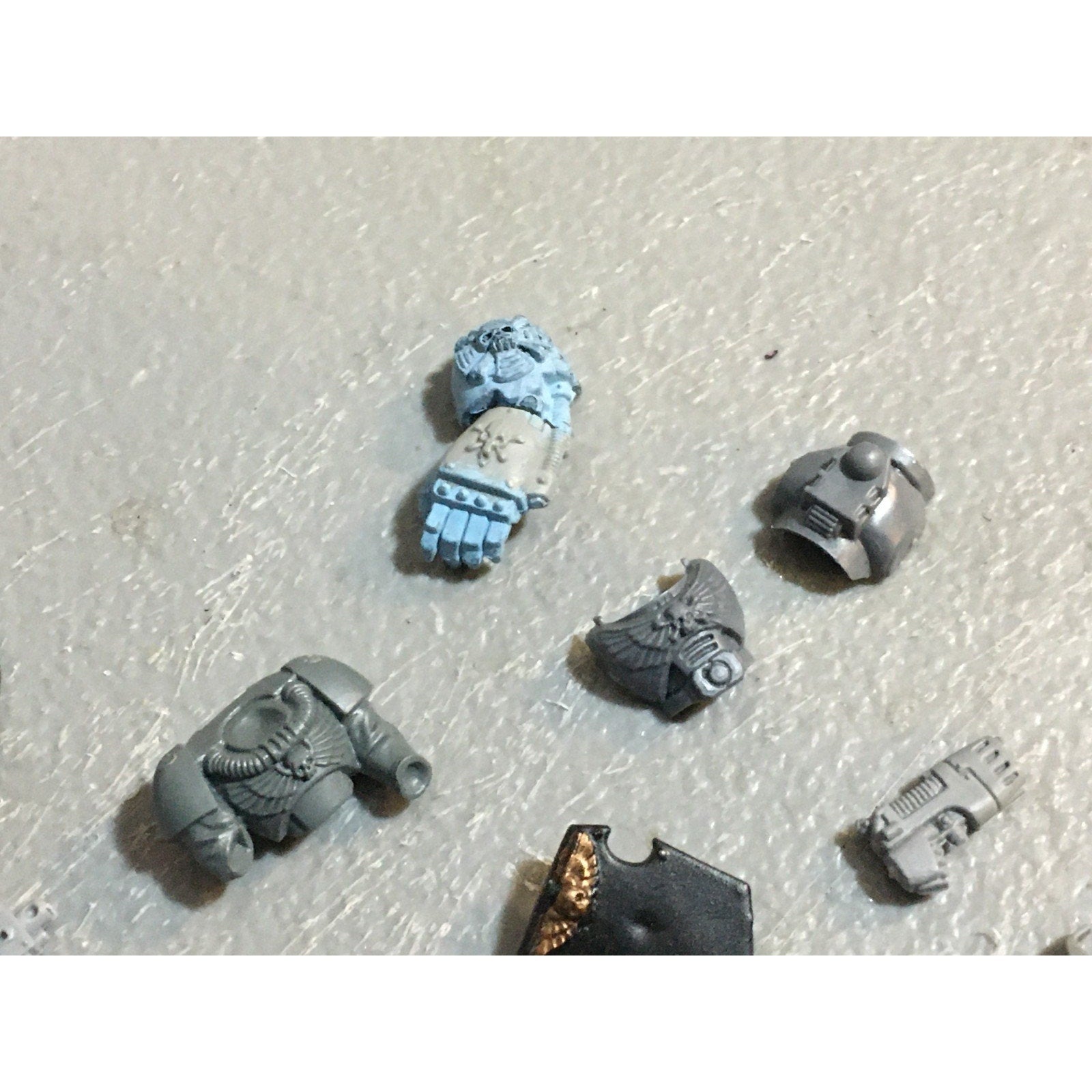 A27541 WARHAMMER 40K SPACE MARINES BITS LOT ARMS GUNS BANNER POLE GW