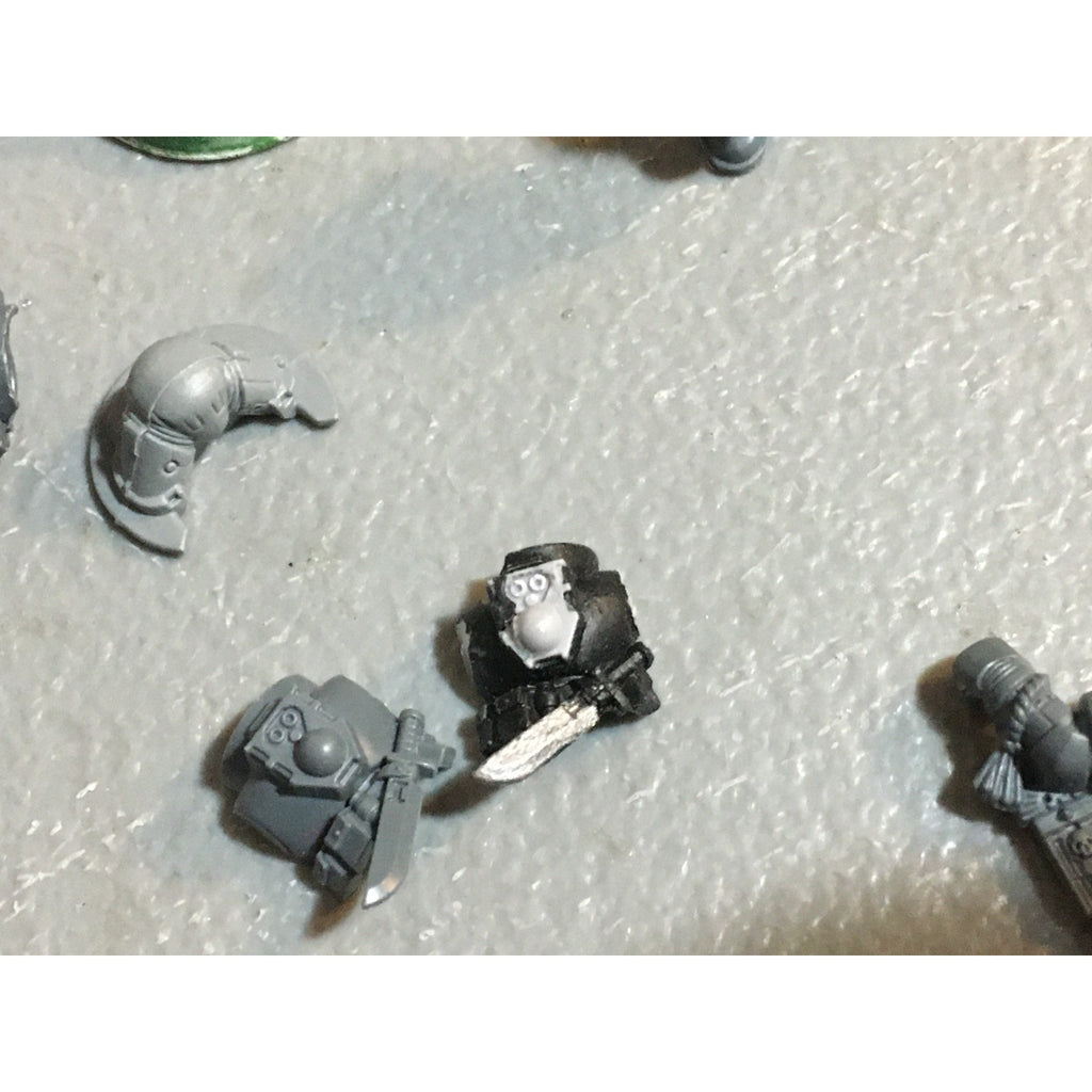 A24527 WARHAMMER 40K SPACE MARINES BITS LOT TORSOS LEGS ARMS GW