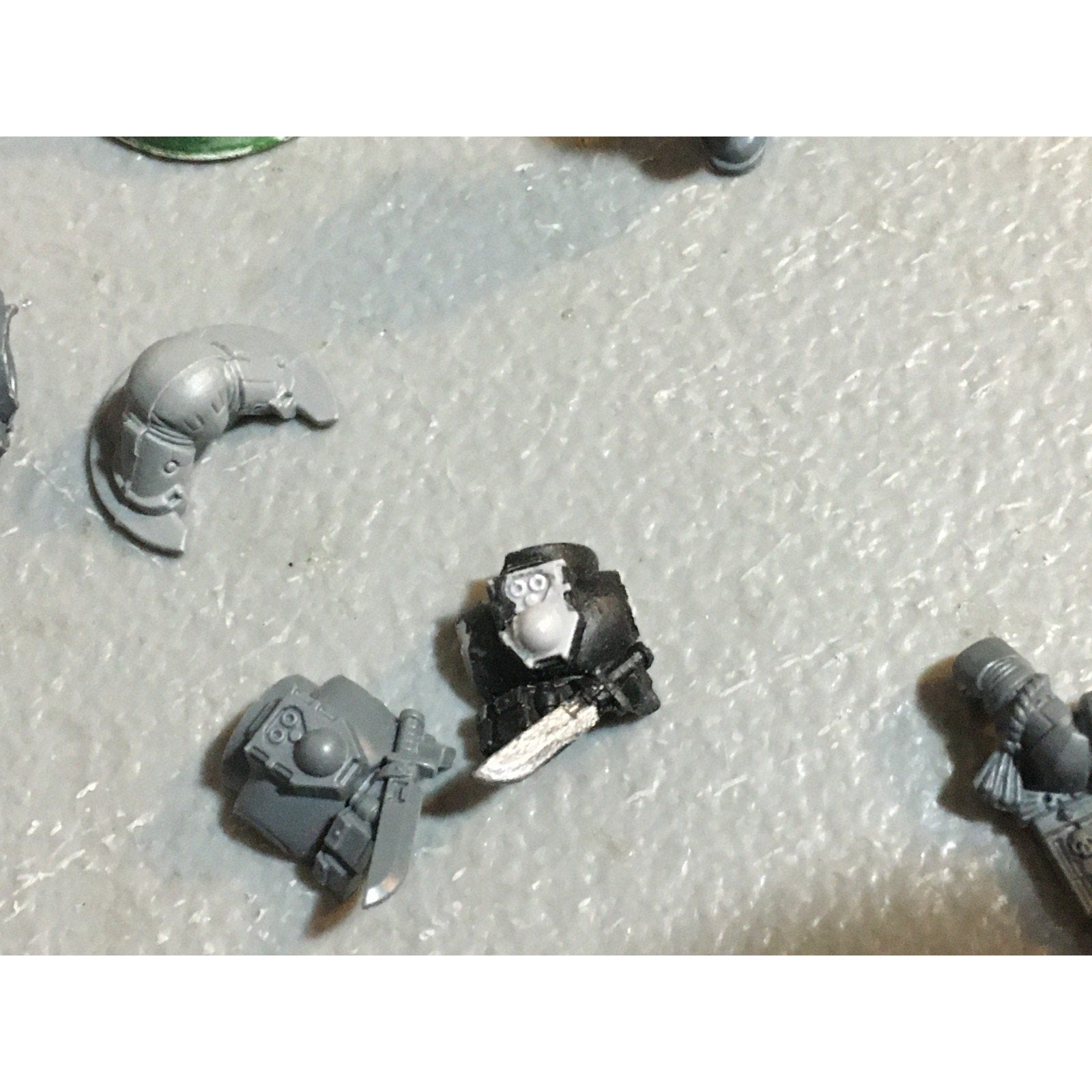 A24527 WARHAMMER 40K SPACE MARINES BITS LOT TORSOS LEGS ARMS GW
