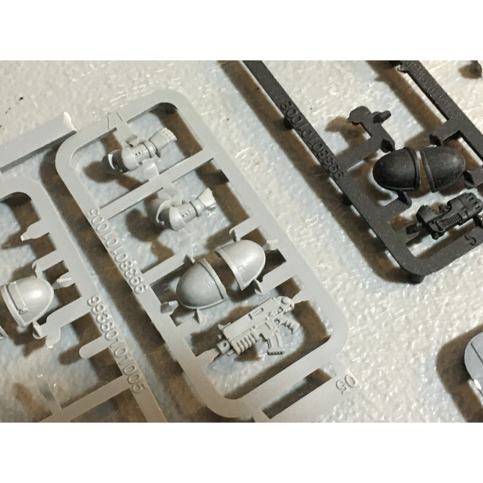 A23095 WARHAMMER 40K SPACE MARINES BITS LOT SHOULDER ARM PISTOL GAMES WORKSHOP
