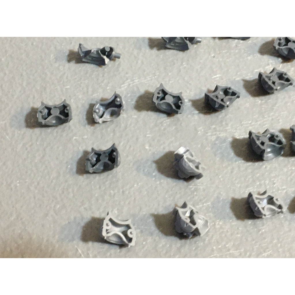A29448 WARHAMMER 40K SPACE MARINES BITS LOT TORSO PARTS SHOULDER PADS GW