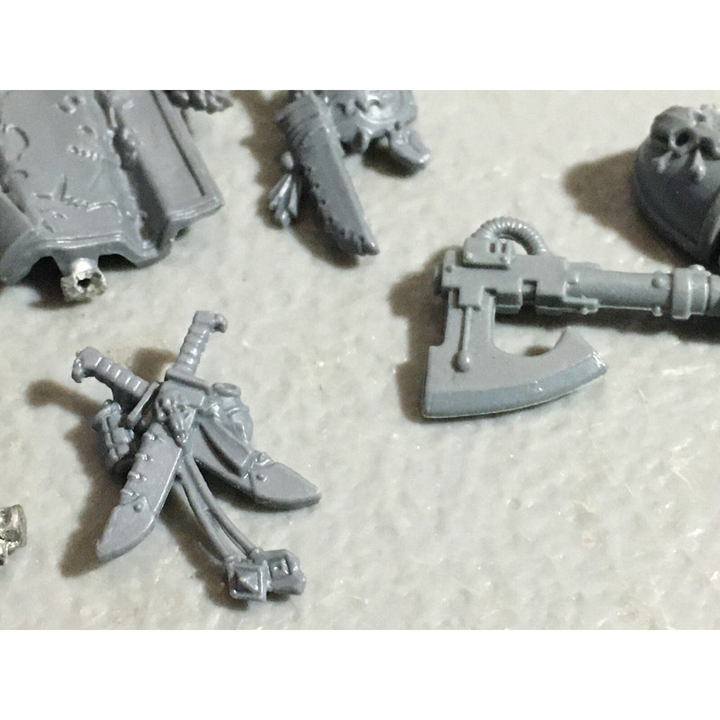A22561 WARHAMMER 40K SPACE MARINES WOLVES BITS LOT BANNER ACCESSORY SHIELD GW