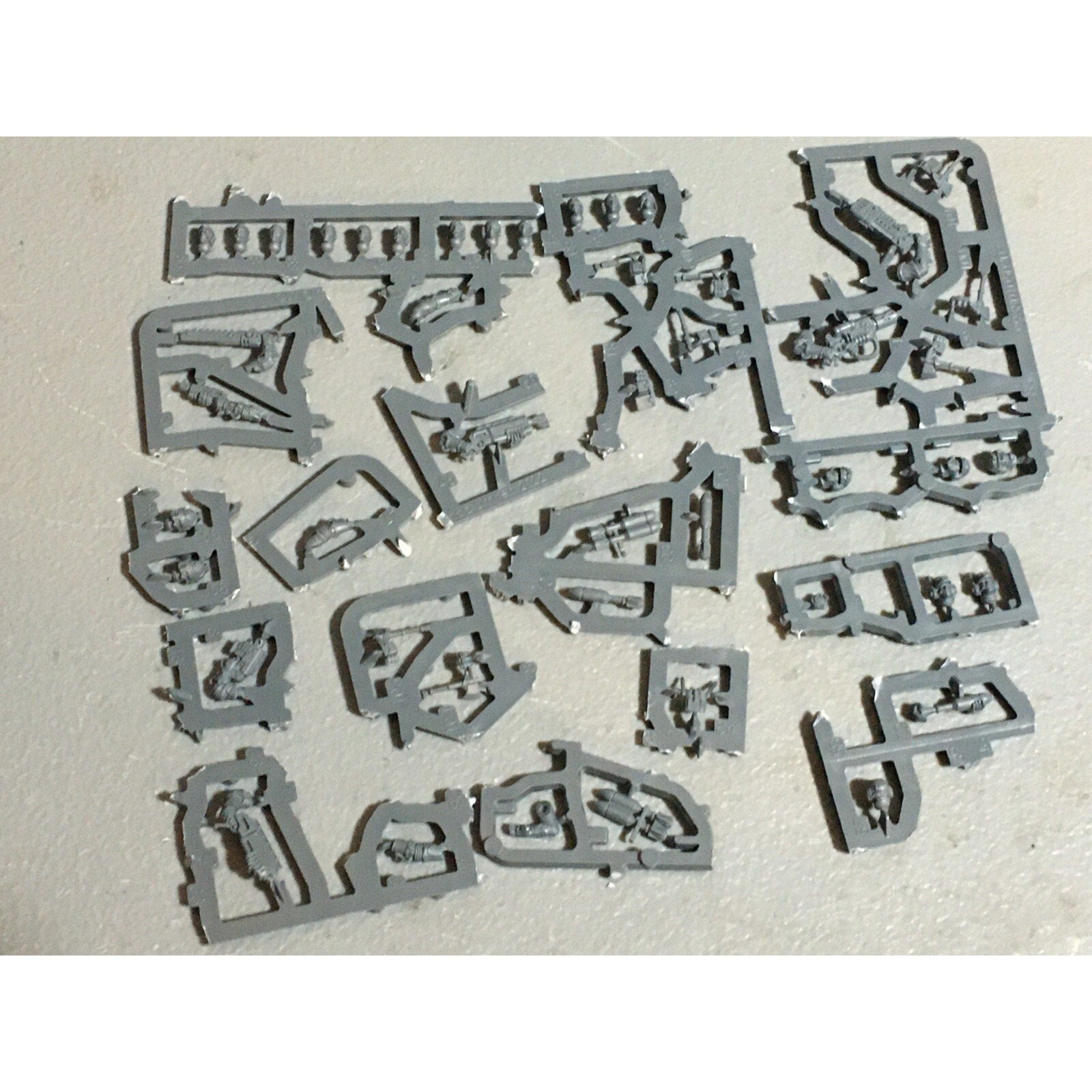 A20992 WARHAMMER 40K ASTRA IMPERIAL GUARD BITS ON SPRUE LOT SCIONS HEADS ACCESSO