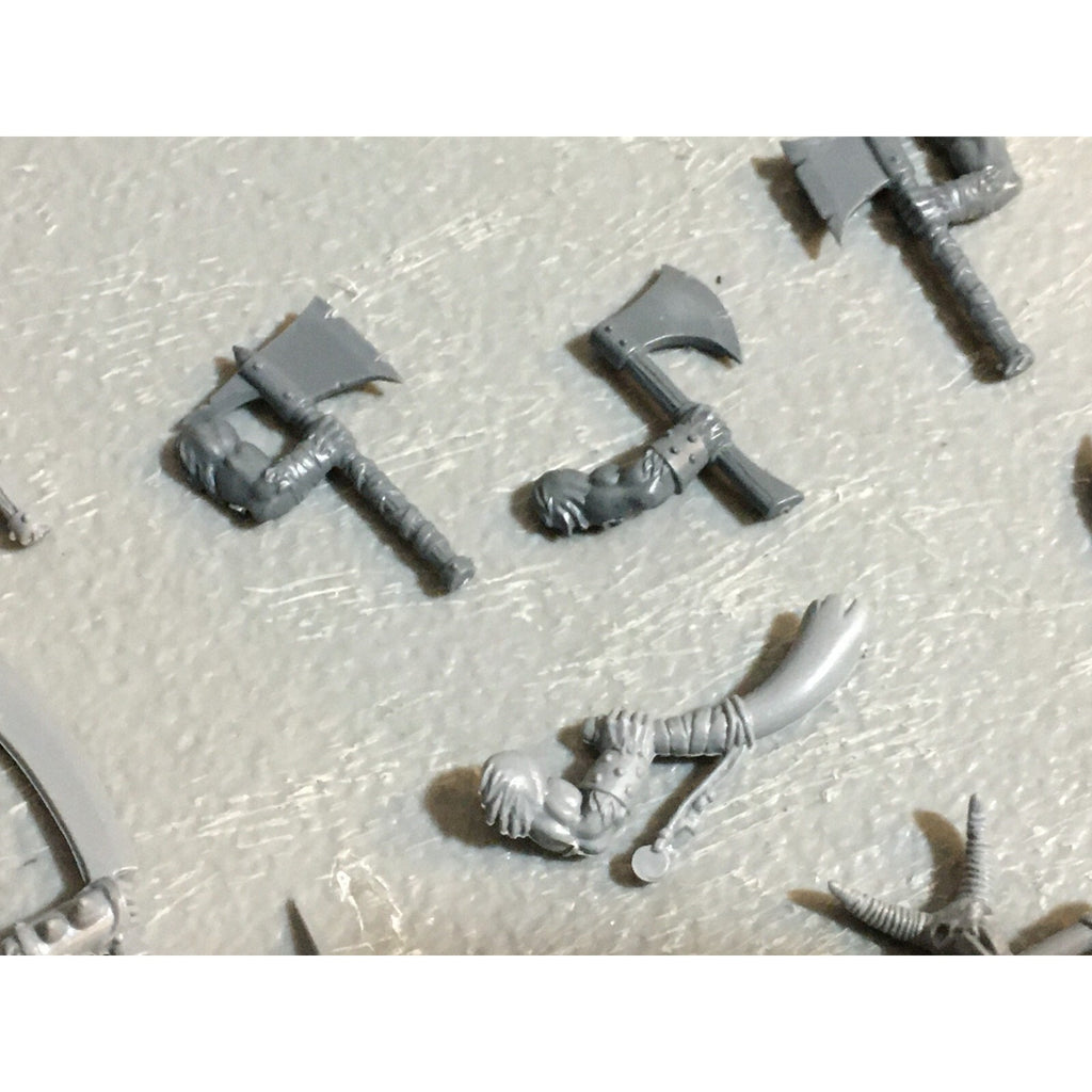 A23123 WARHAMMER FANTASY CHAOS BEASTMEN BITS LOT GORS BANNERS ARMS GW