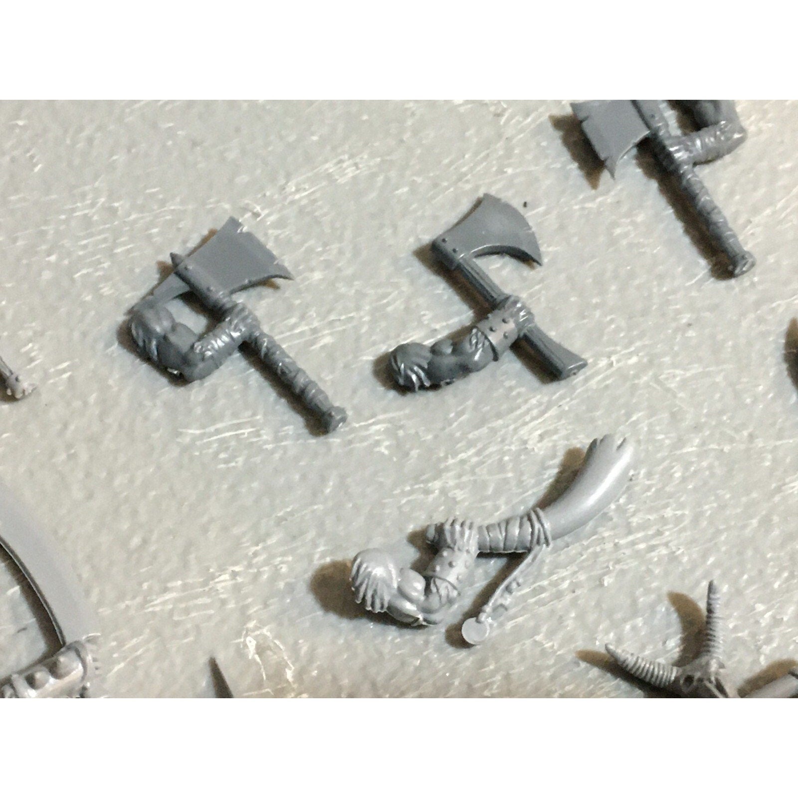 A23123 WARHAMMER FANTASY CHAOS BEASTMEN BITS LOT GORS BANNERS ARMS GW