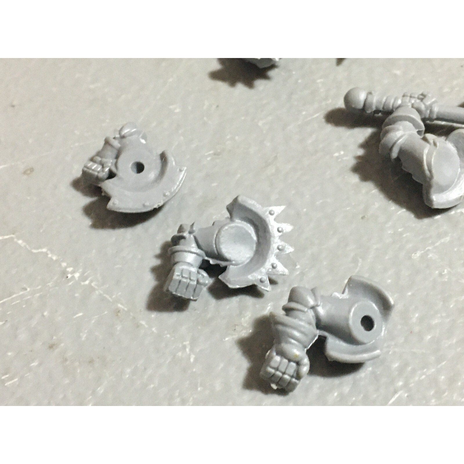 A22716 WARHAMMER FANTASY CHAOS MORTALS WARRIORS BITS LOT OOP ARMS HEADS GW